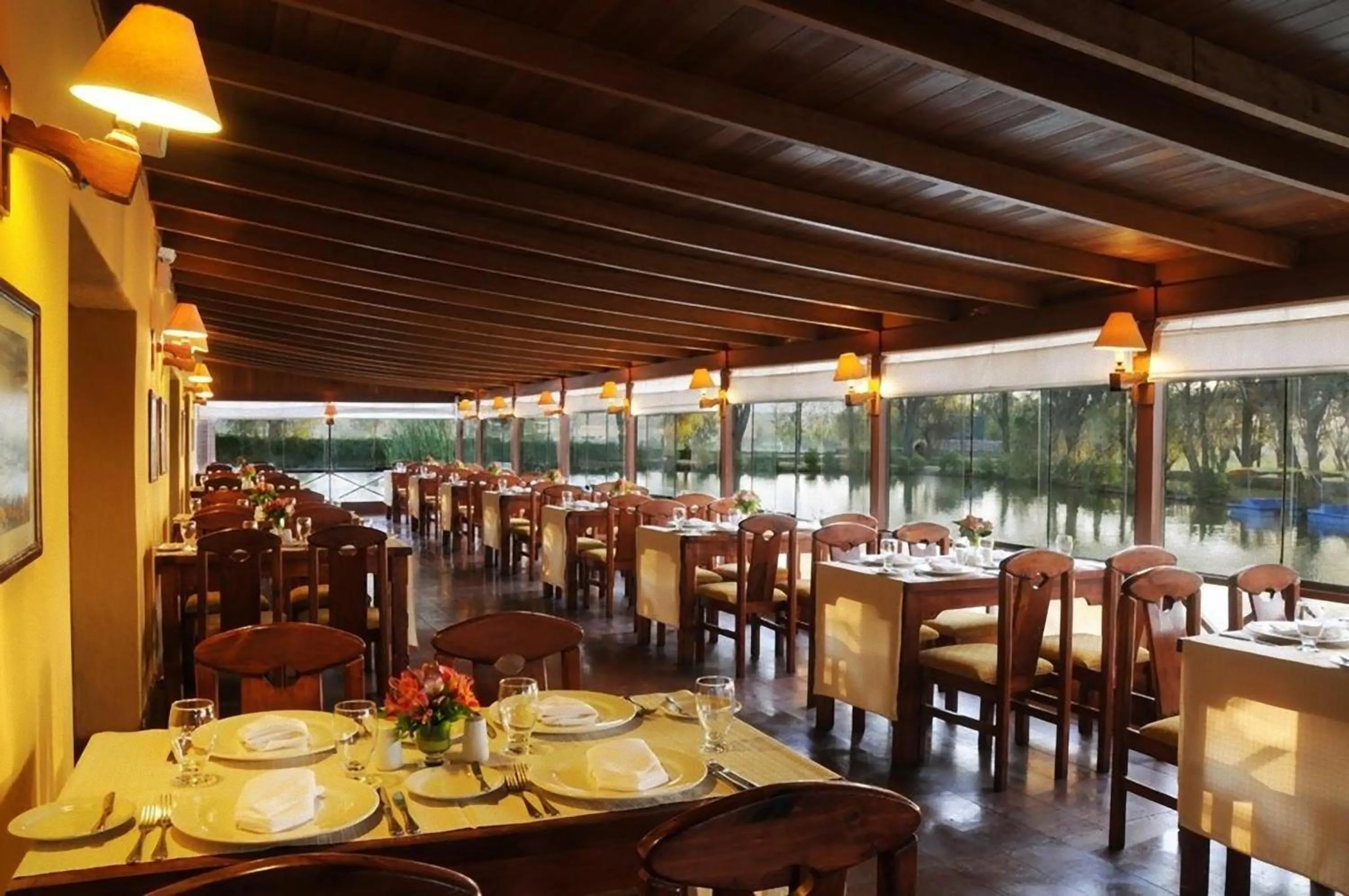 Restaurant/places to eat in BTH Hotel Arequipa Lake