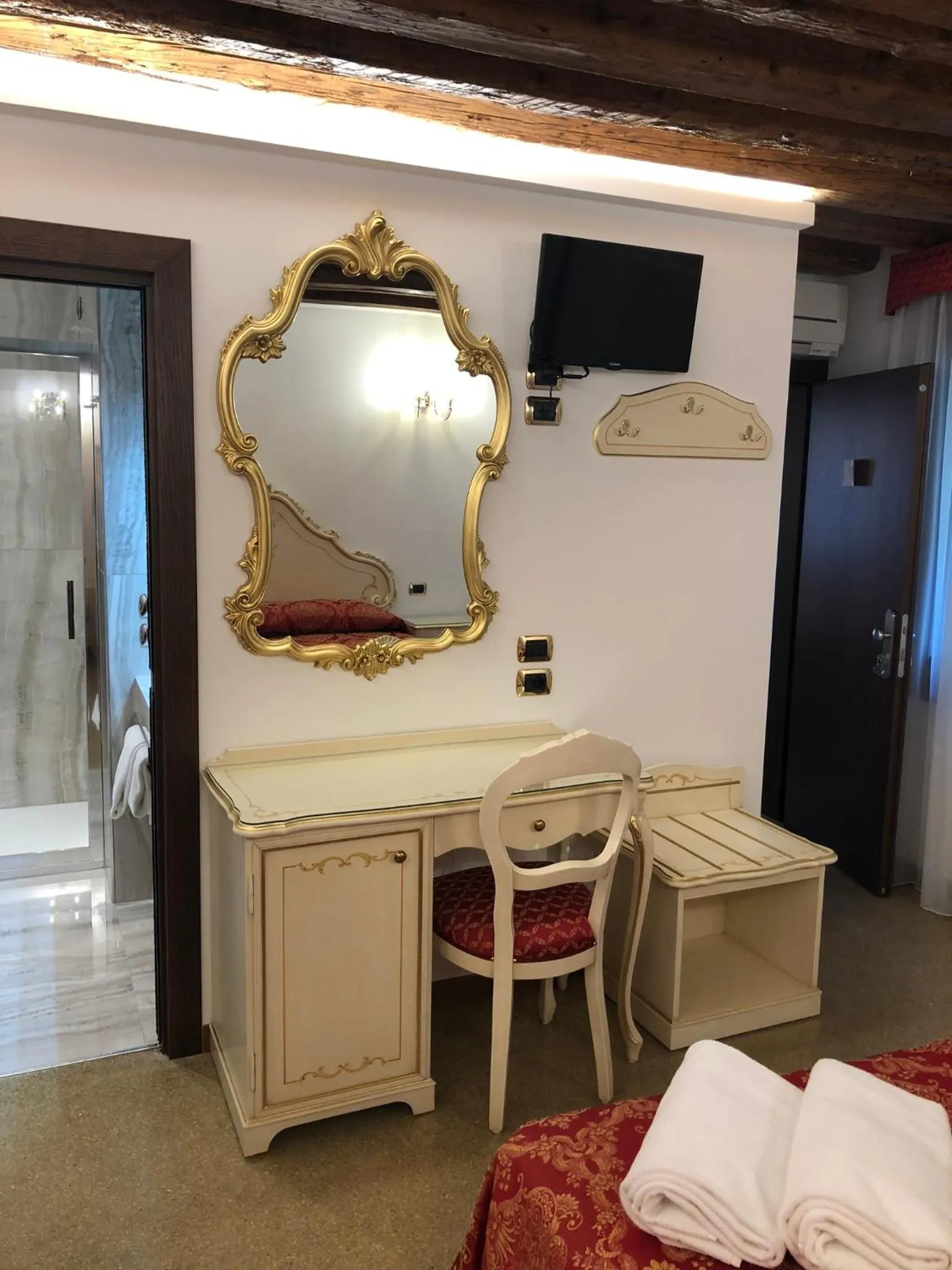 Photo of the whole room in Hotel Leonardo