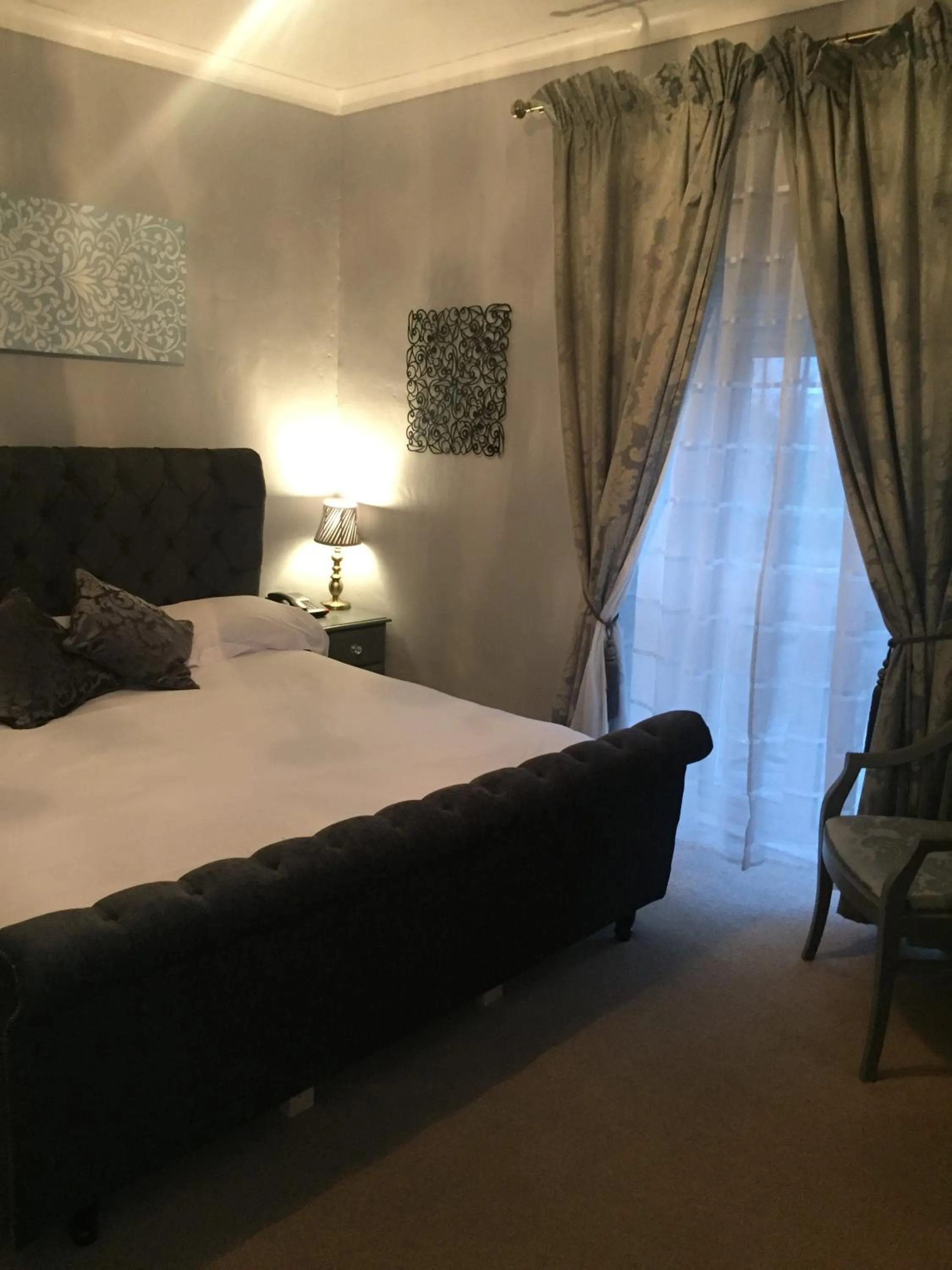 Bedroom, Bed in Castle Lodge Wilton