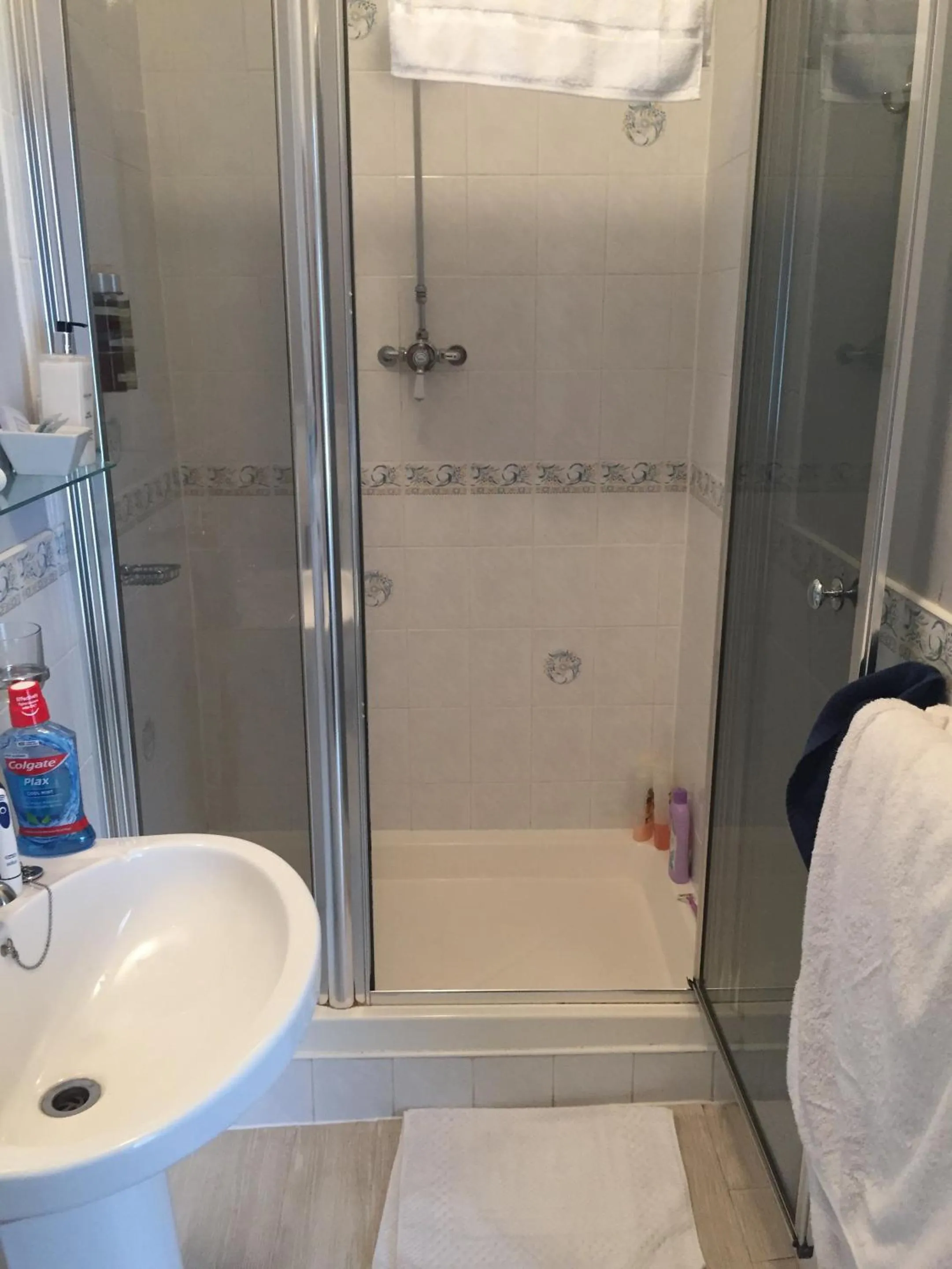 Bathroom in Castle Lodge Wilton