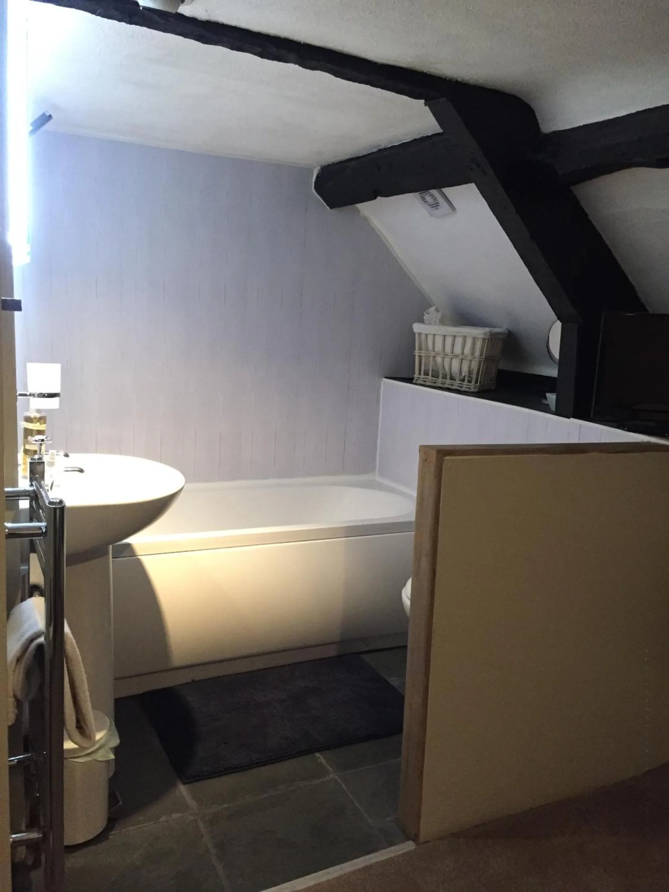 Bathroom, Bed in Castle Lodge Wilton
