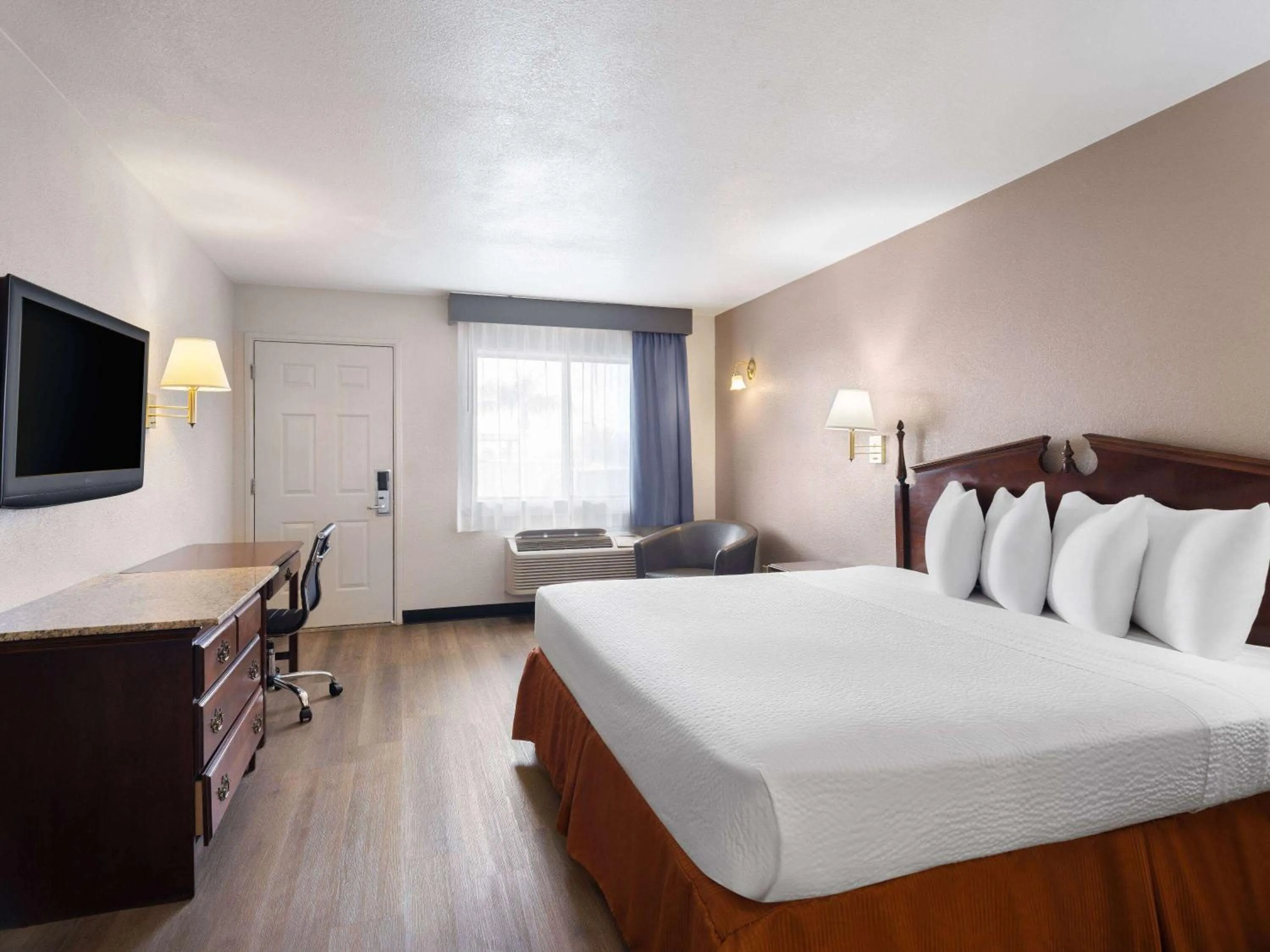 Photo of the whole room, Bed in Travelodge by Wyndham Tucson AZ