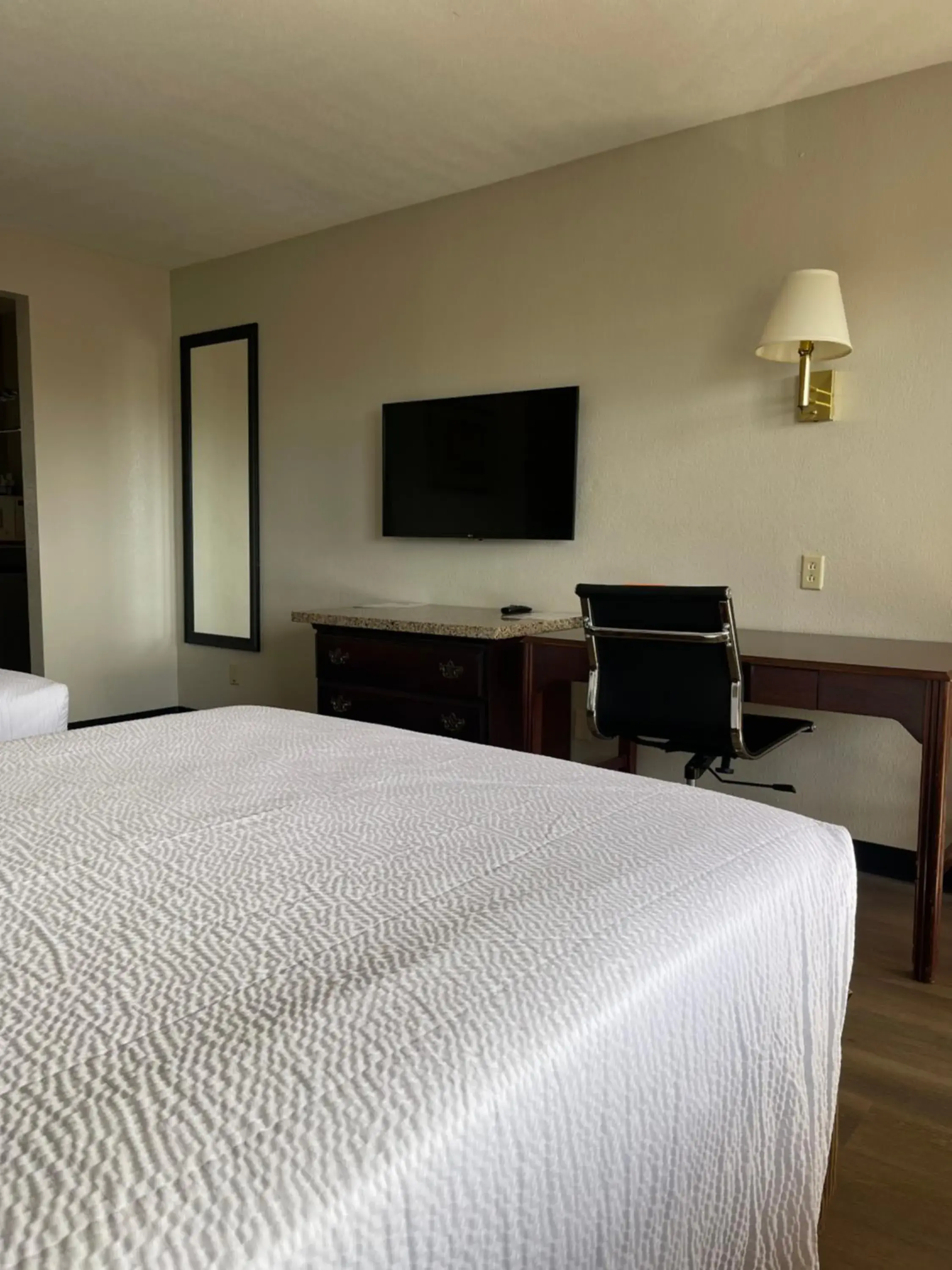 Bed in Travelodge by Wyndham Tucson AZ Bed in Travelodge by Wyndham Tucson AZ