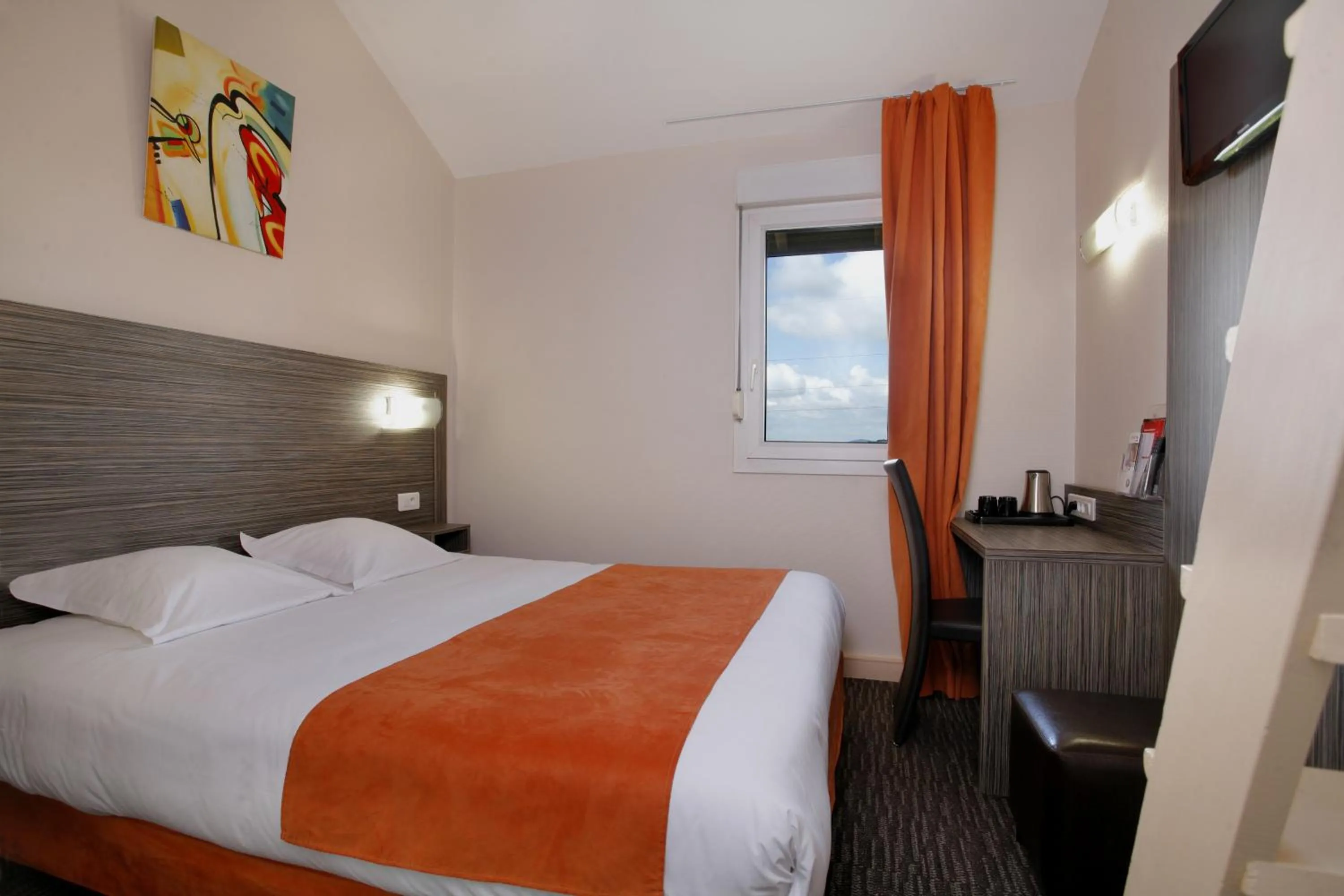 Photo of the whole room, Bed in The Originals City, Hôtel L'Acropole, Saint-Etienne Sud