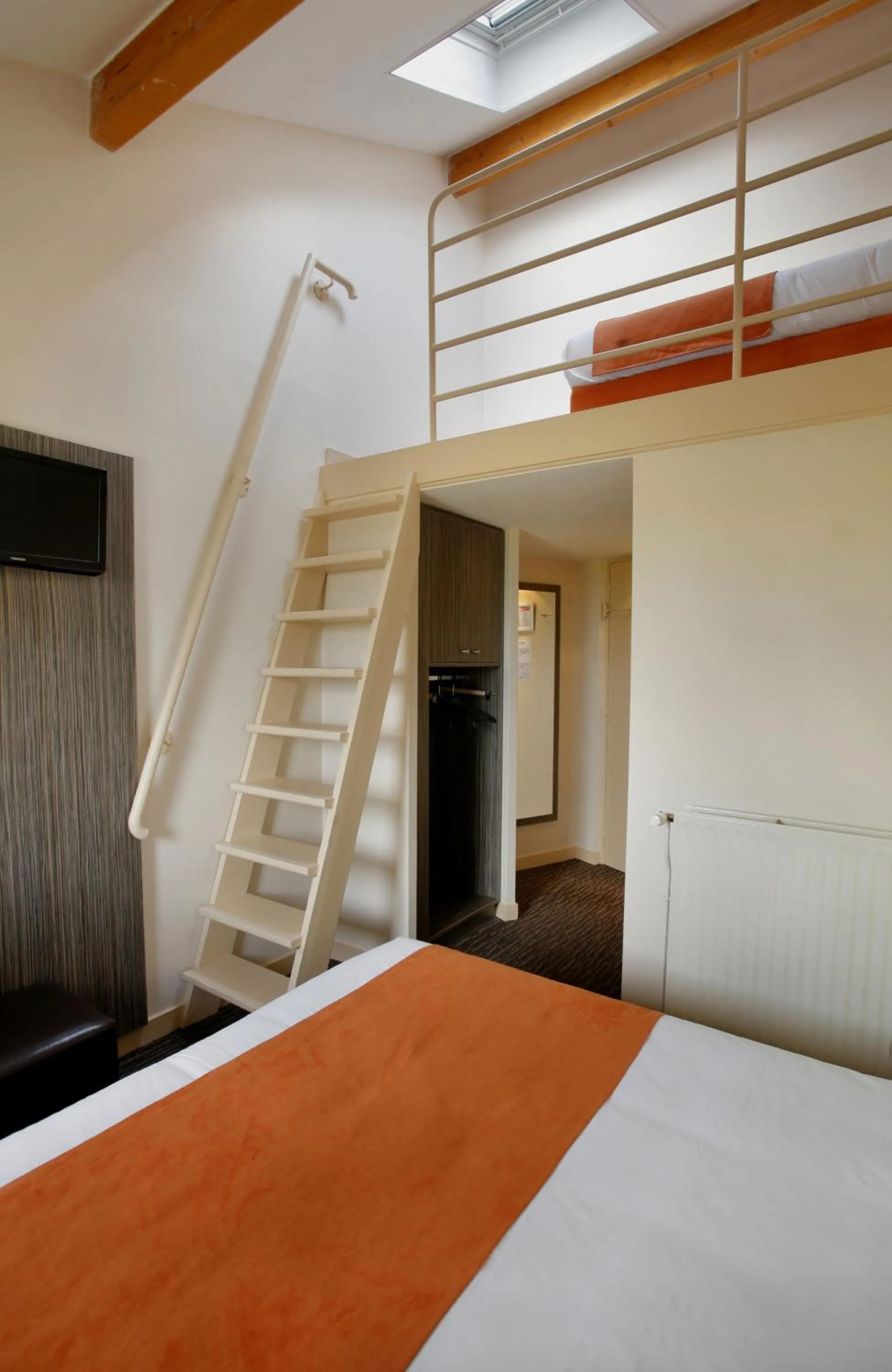 Photo of the whole room, Bed in The Originals City, Hôtel L'Acropole, Saint-Etienne Sud