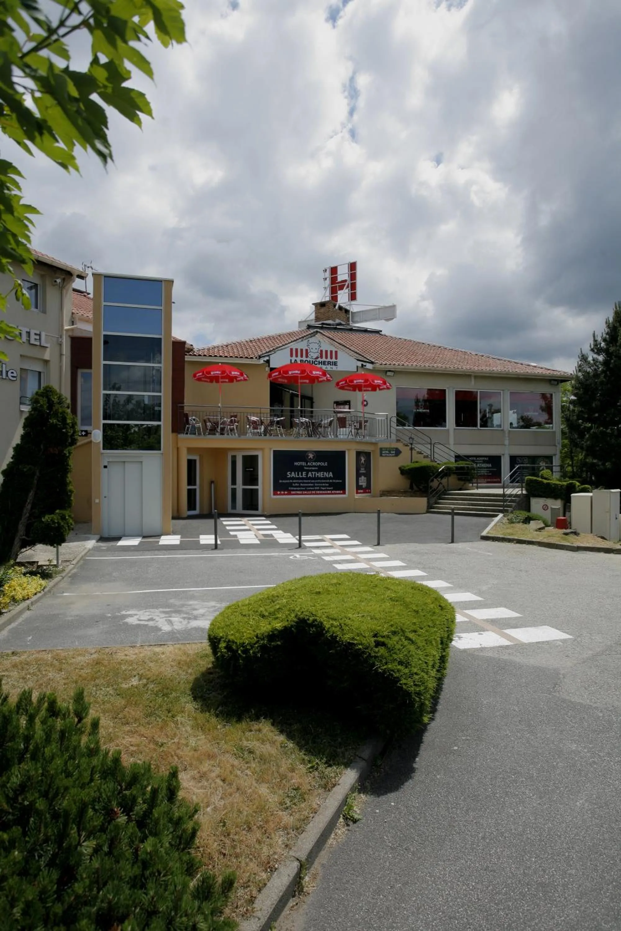 Facade/entrance in The Originals City, Hôtel L'Acropole, Saint-Etienne Sud