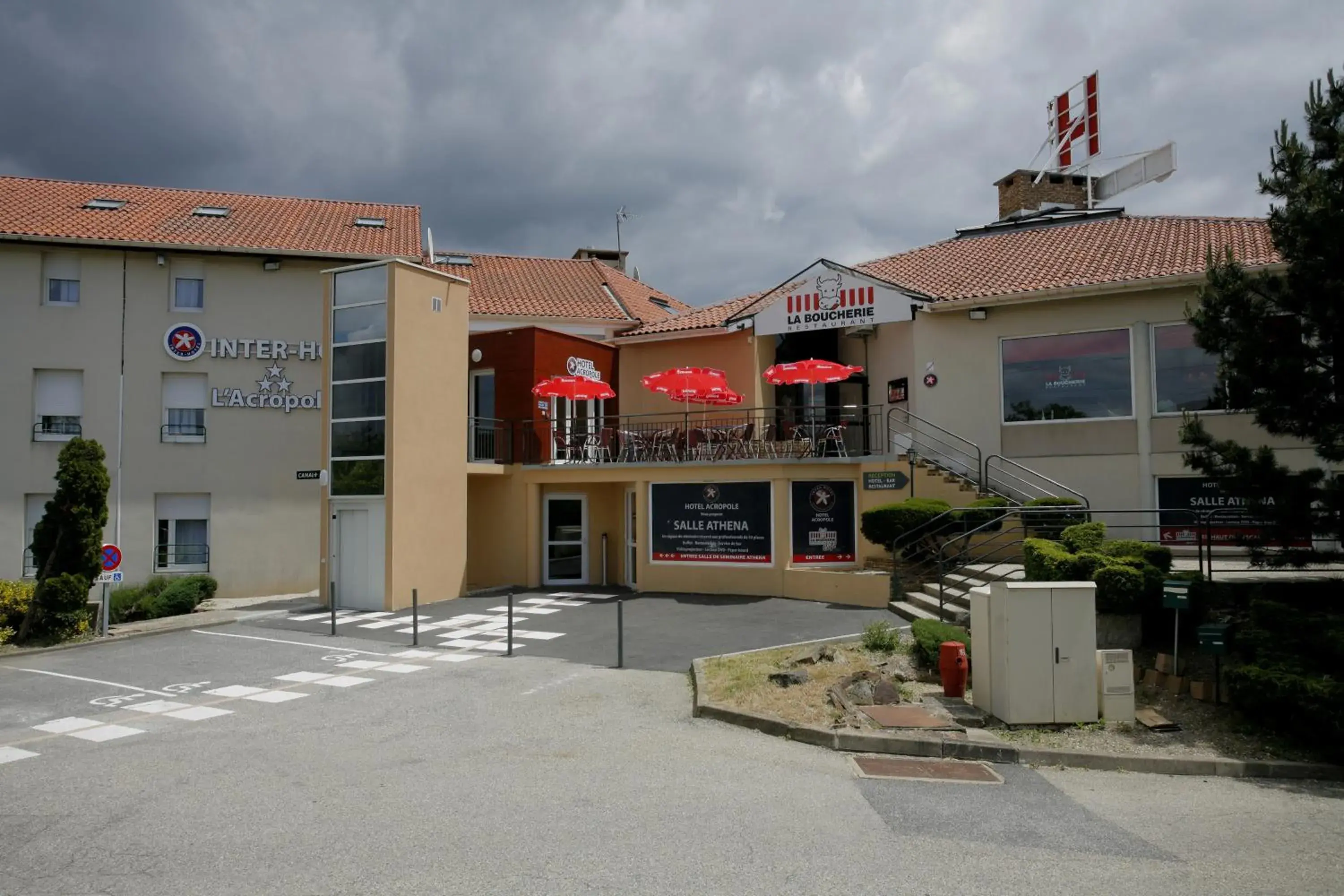 Property building in The Originals City, Hôtel L'Acropole, Saint-Etienne Sud Property building in The Originals City, Hôtel L'Acropole, Saint-Etienne Sud