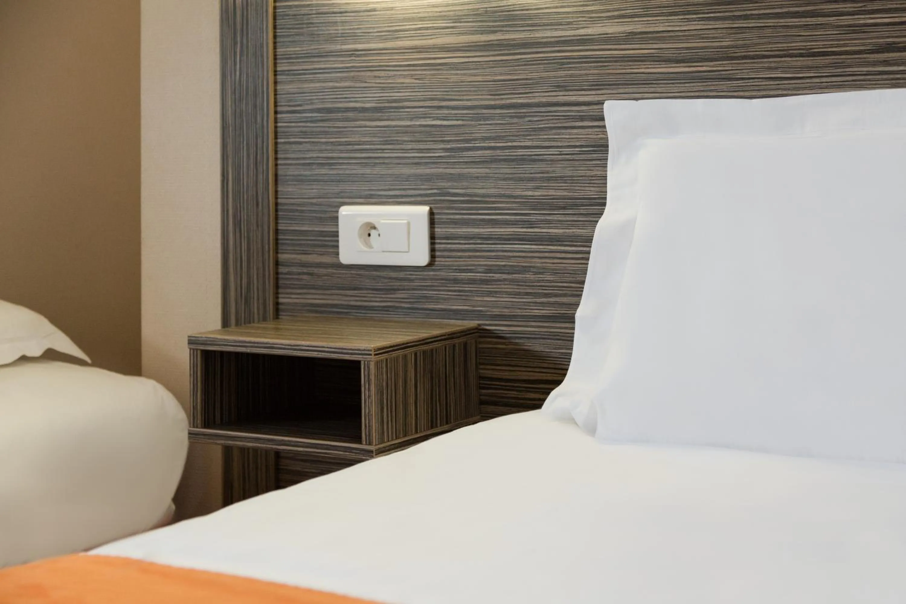 Bedroom, Bed in The Originals City, Hôtel L'Acropole, Saint-Etienne Sud