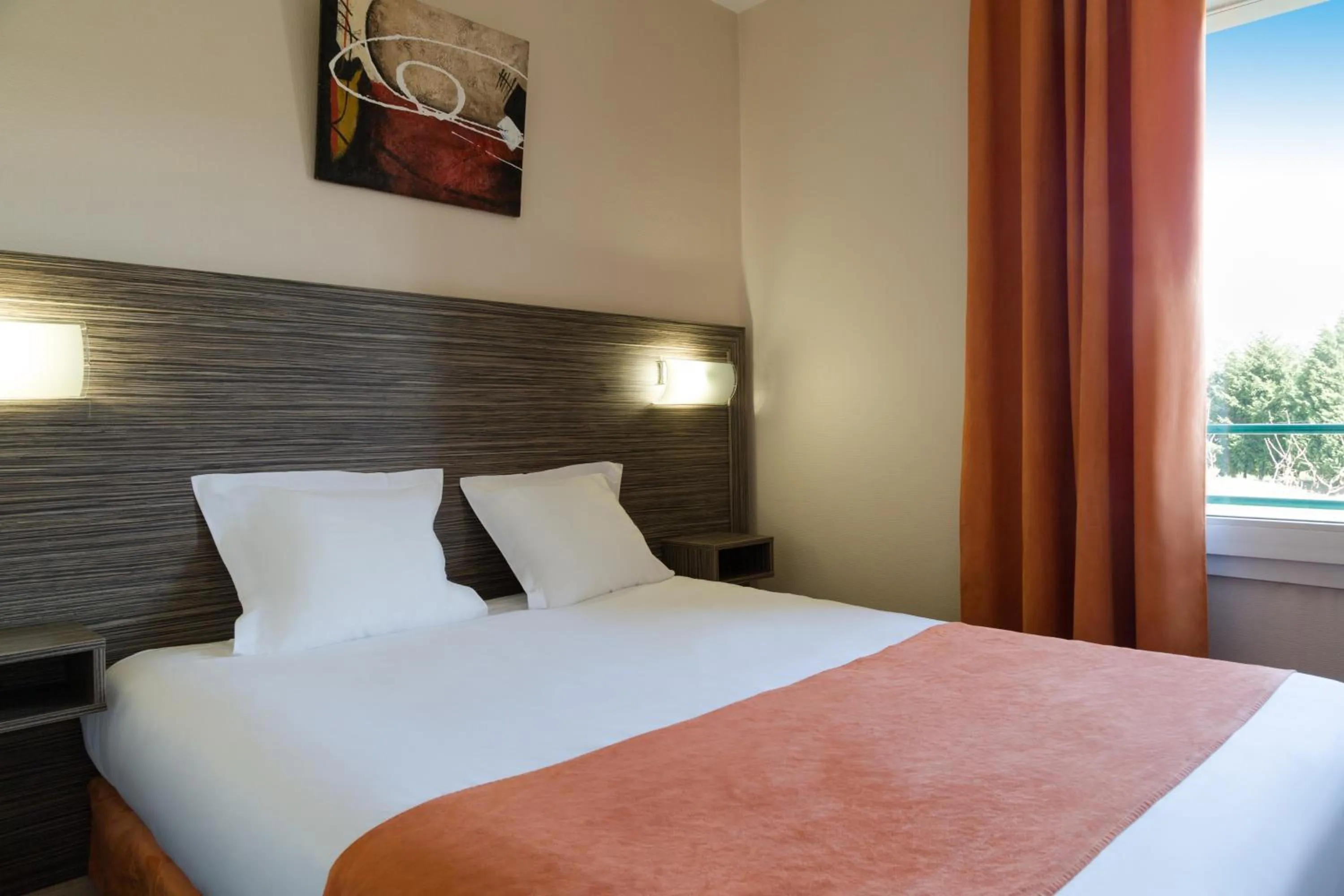 Photo of the whole room, Bed in The Originals City, Hôtel L'Acropole, Saint-Etienne Sud