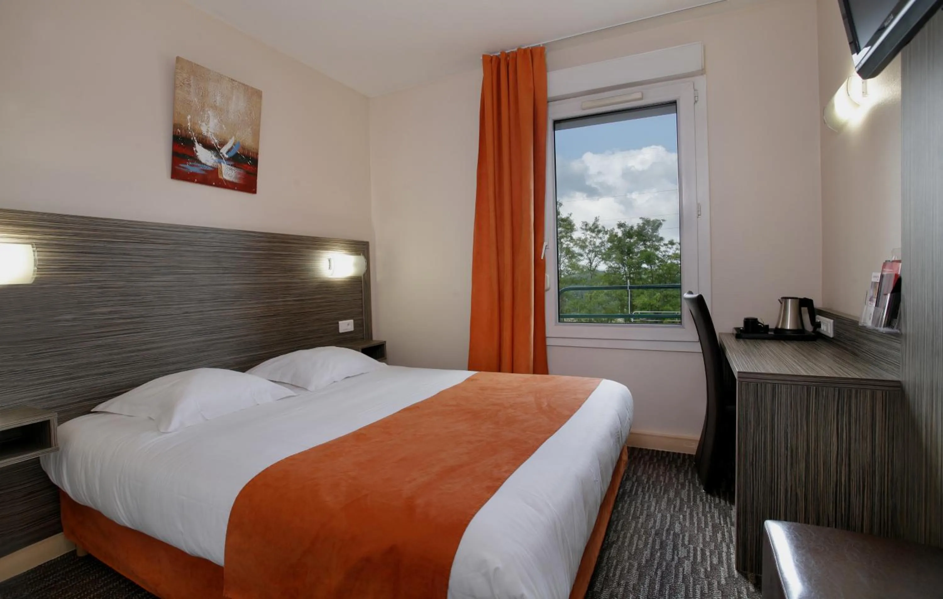 Photo of the whole room, Bed in The Originals City, Hôtel L'Acropole, Saint-Etienne Sud