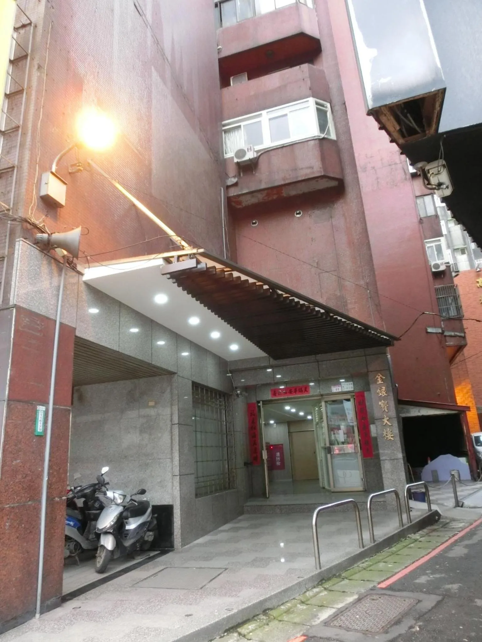 Property building in Jung Shin Hotel