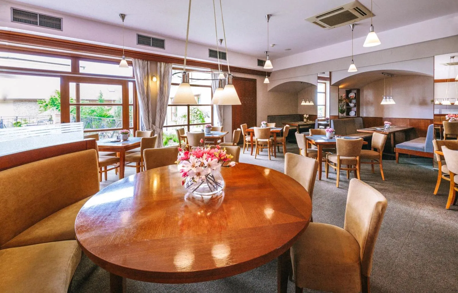 Restaurant/places to eat in Wellness Hotel Happy Star