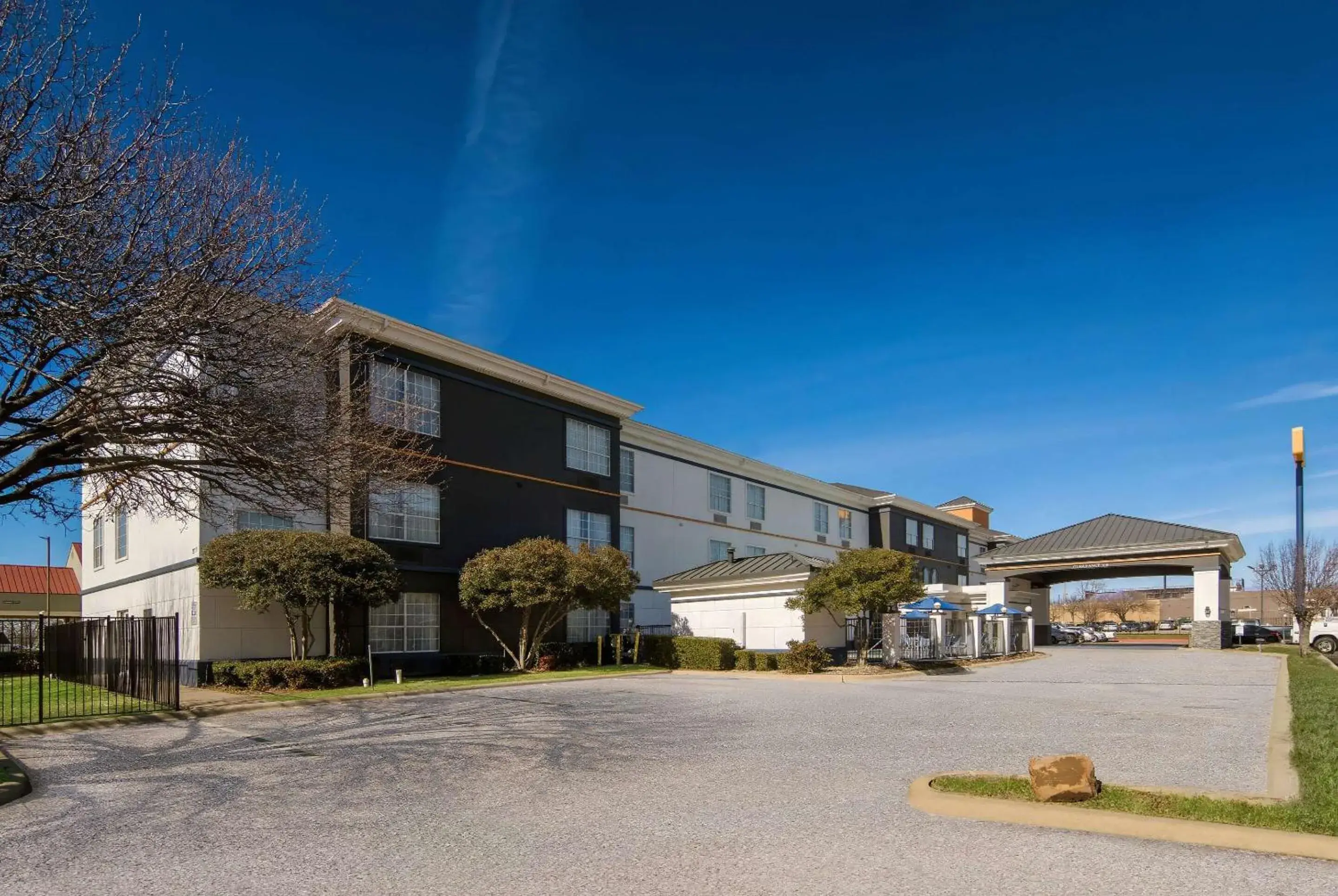 Property building in Comfort Suites Fort Worth North Fossil Creek Property building in Comfort Suites Fort Worth North Fossil Creek