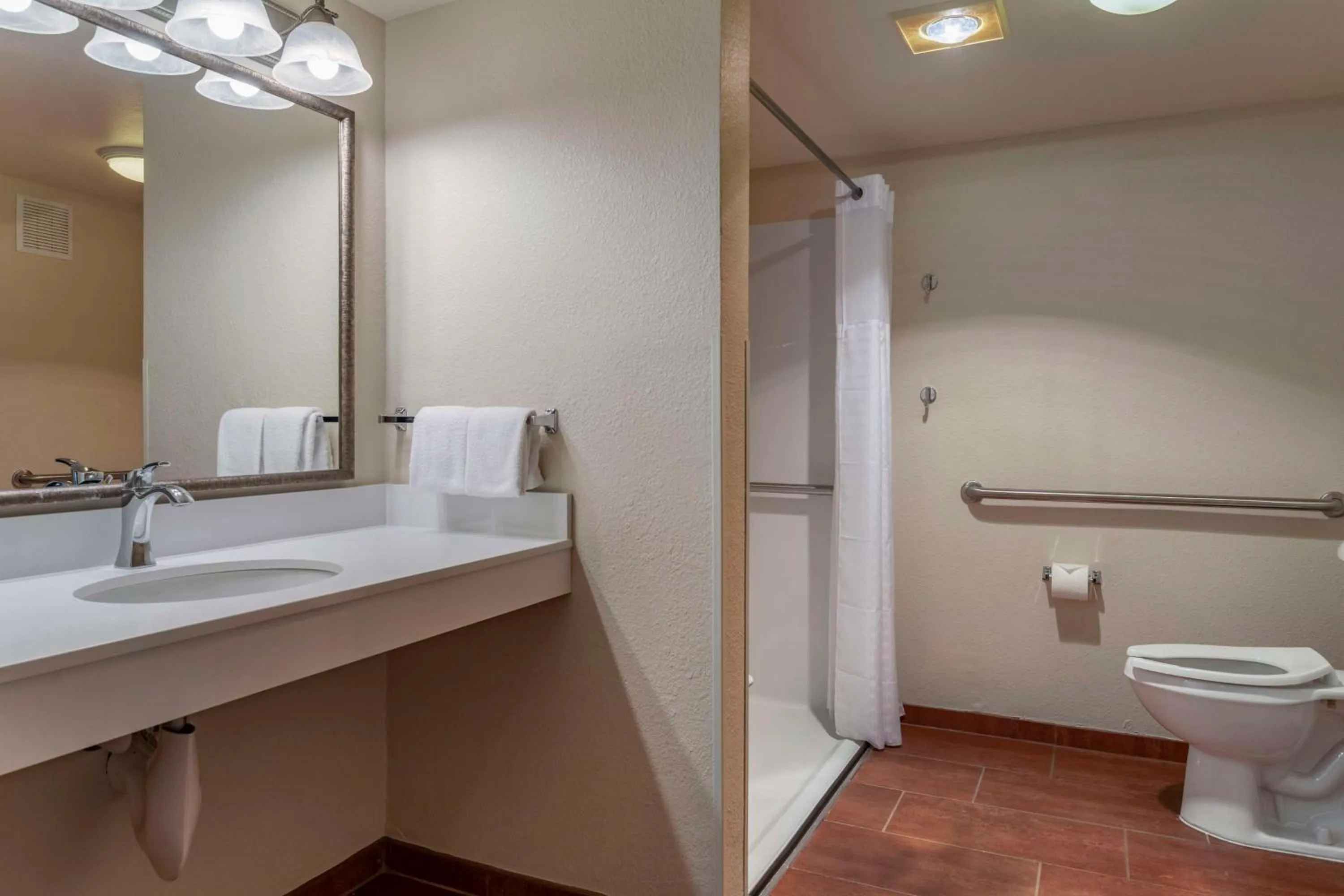 Bathroom in Best Western Plus Royal Oak Hotel