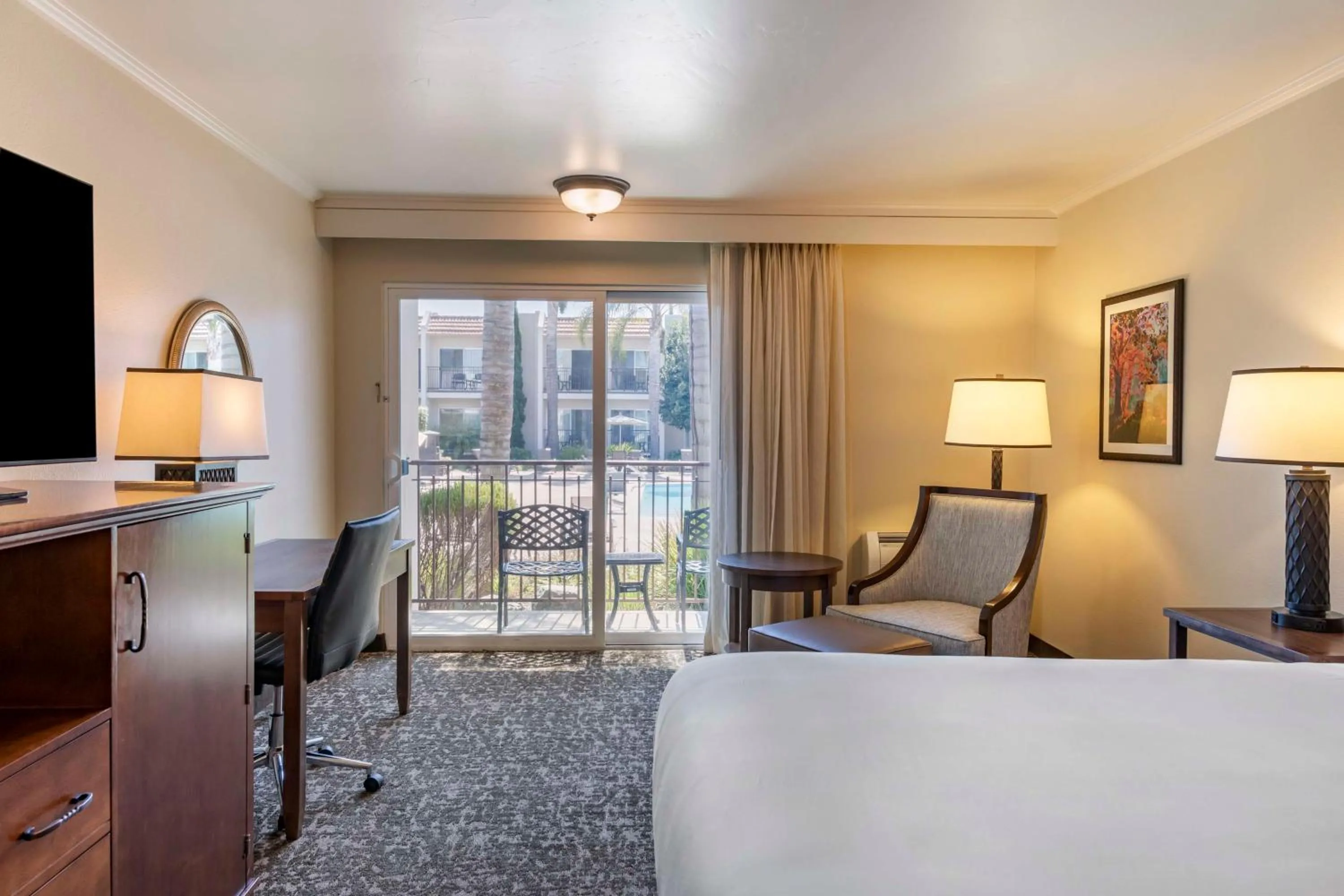 Pool view, Bed in Best Western Plus Royal Oak Hotel