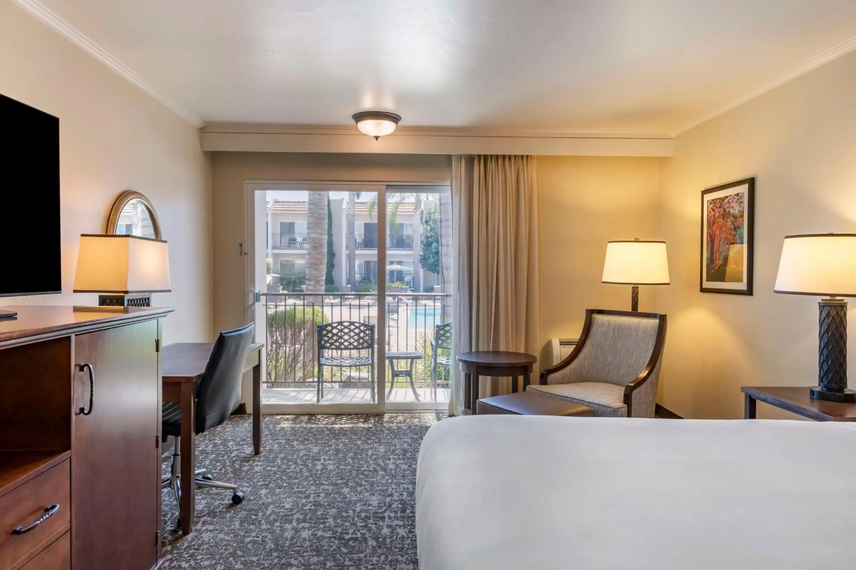 Pool view, Bed in Best Western Plus Royal Oak Hotel Pool view, Bed in Best Western Plus Royal Oak Hotel