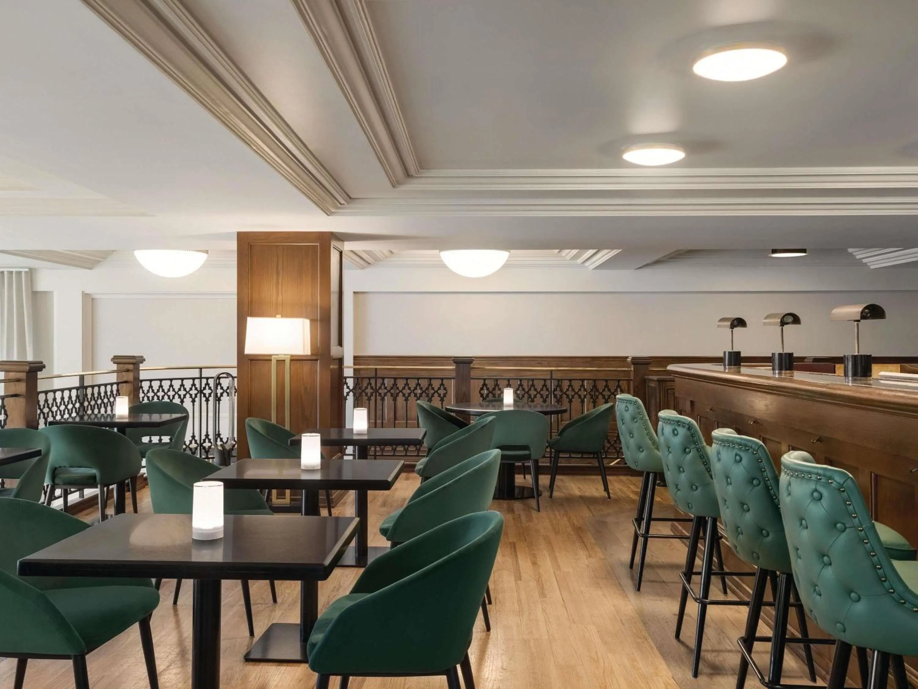 Lounge or bar in Fairmont Banff Springs