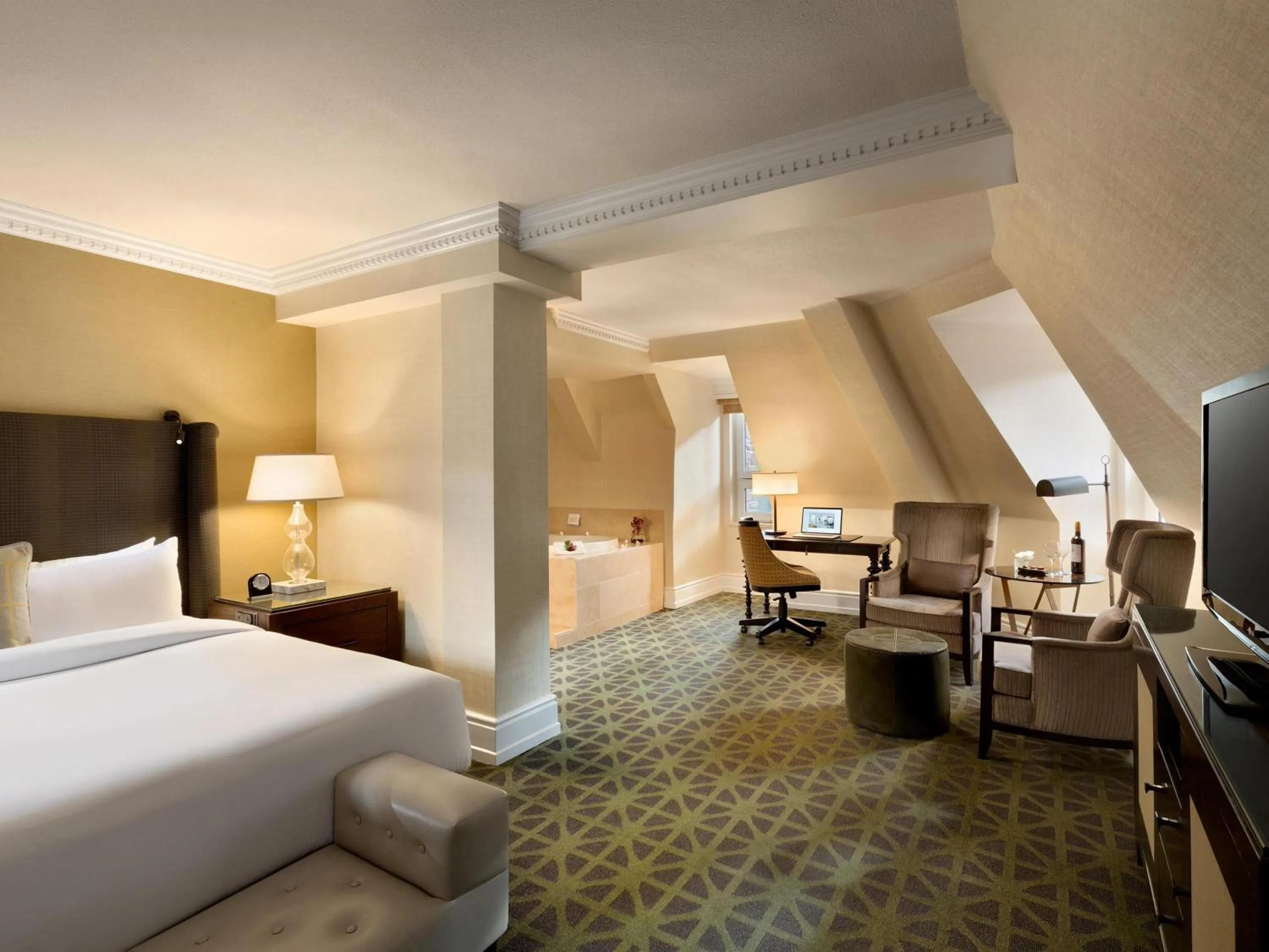 Bedroom, Bed in Fairmont Banff Springs