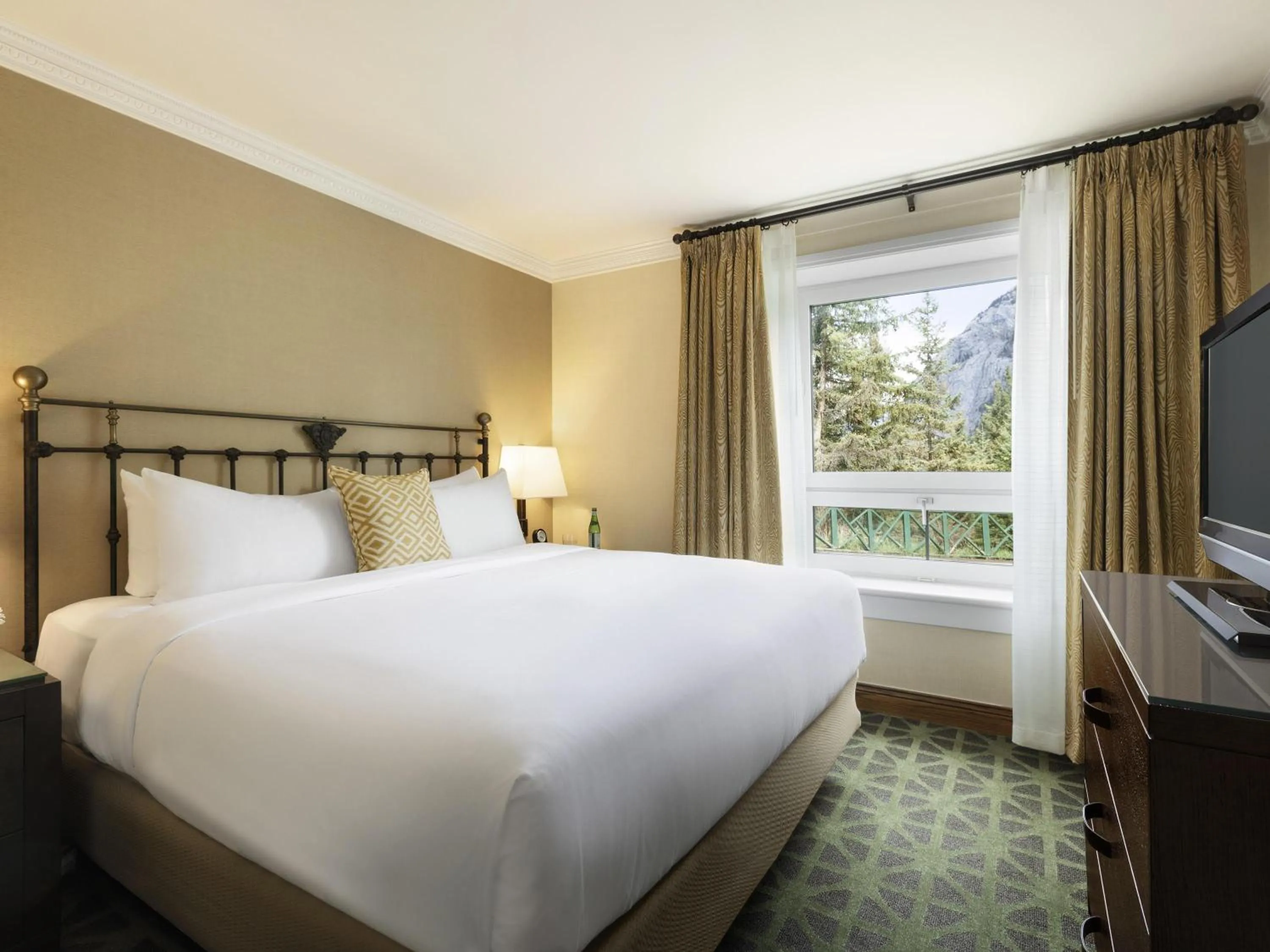 Bedroom, Bed in Fairmont Banff Springs