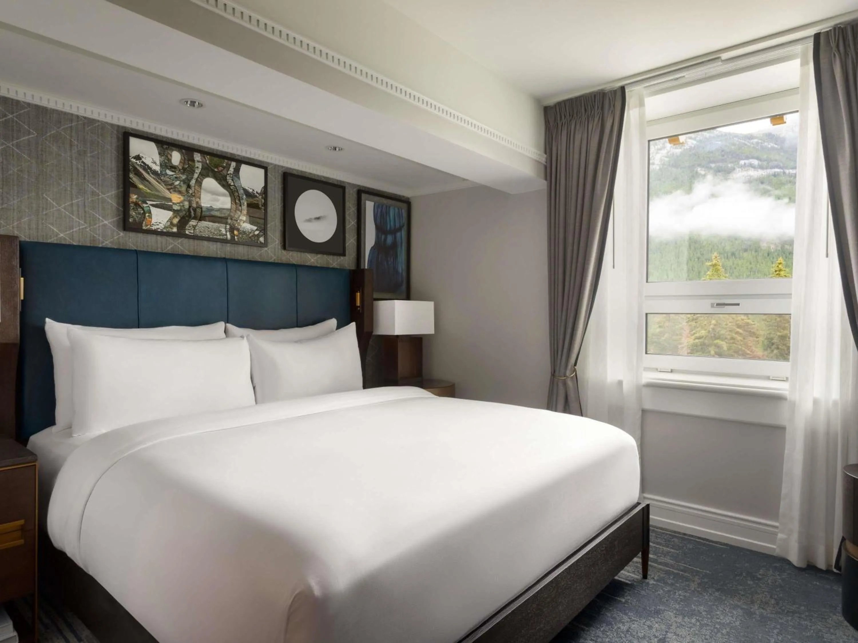 Bedroom, Bed in Fairmont Banff Springs