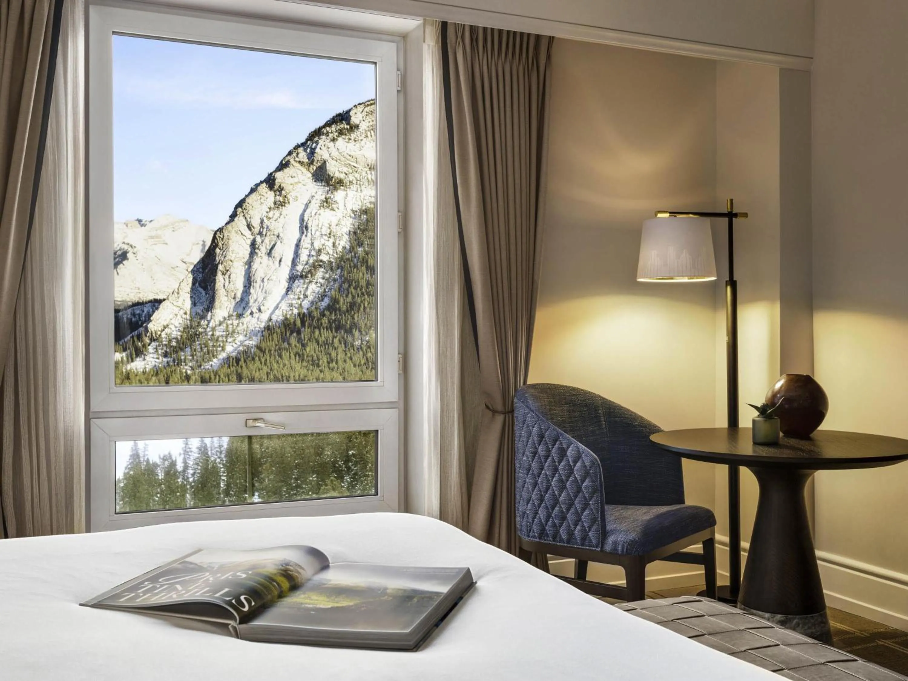 Bedroom, Bed in Fairmont Banff Springs