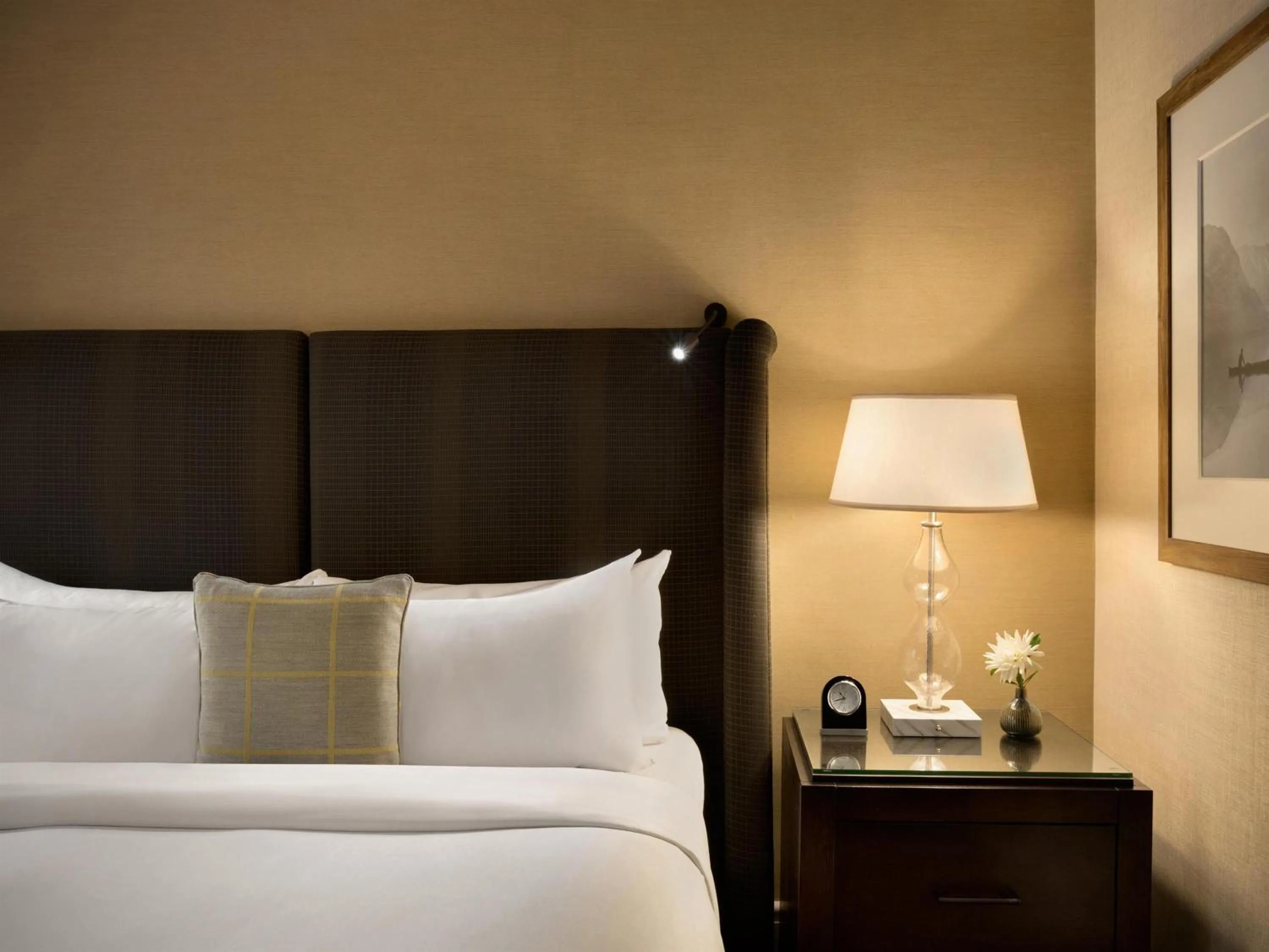 Bedroom, Bed in Fairmont Banff Springs