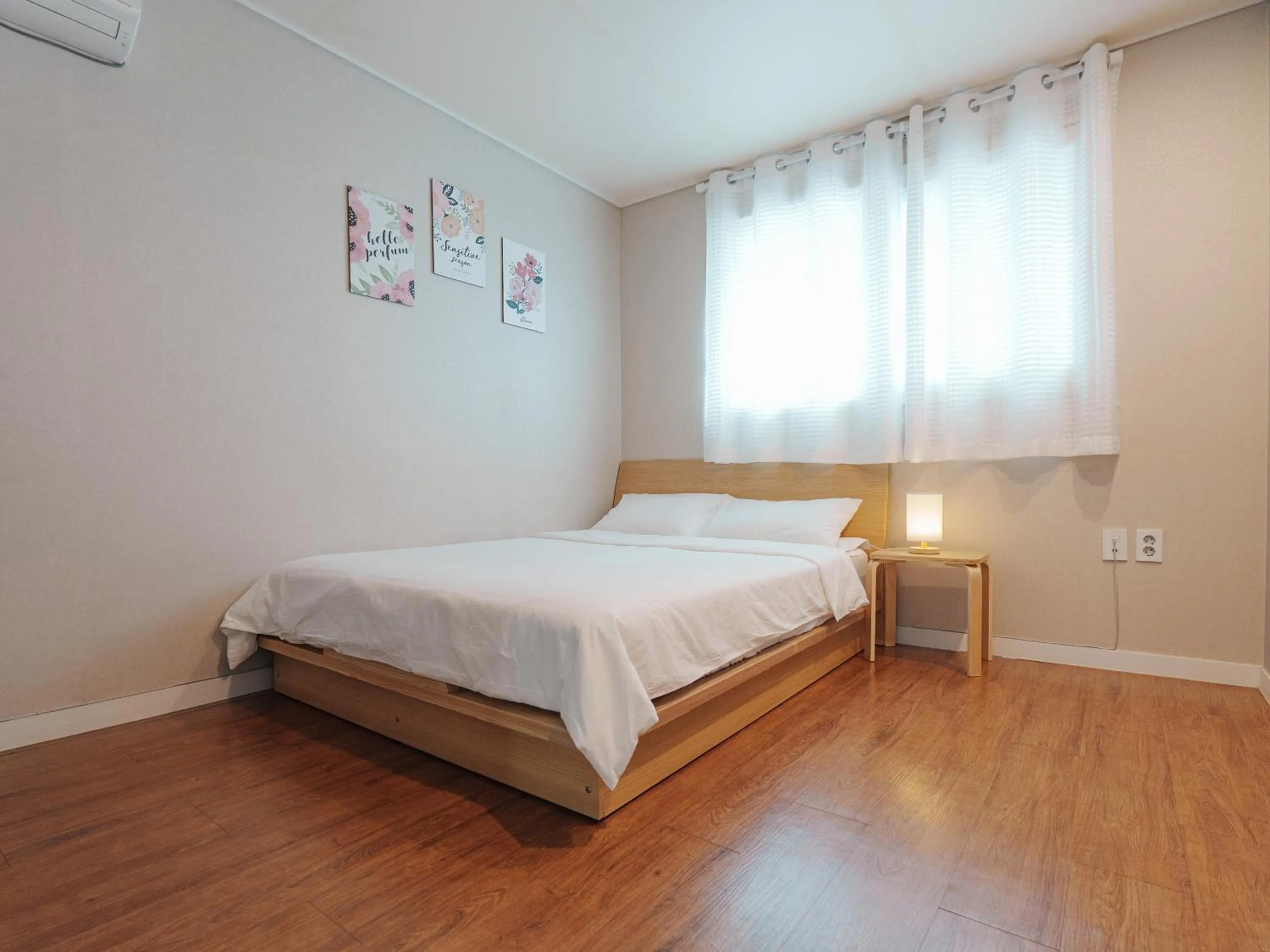 Bedroom, Bed in 인천공항 게스트하우스 레인부츠