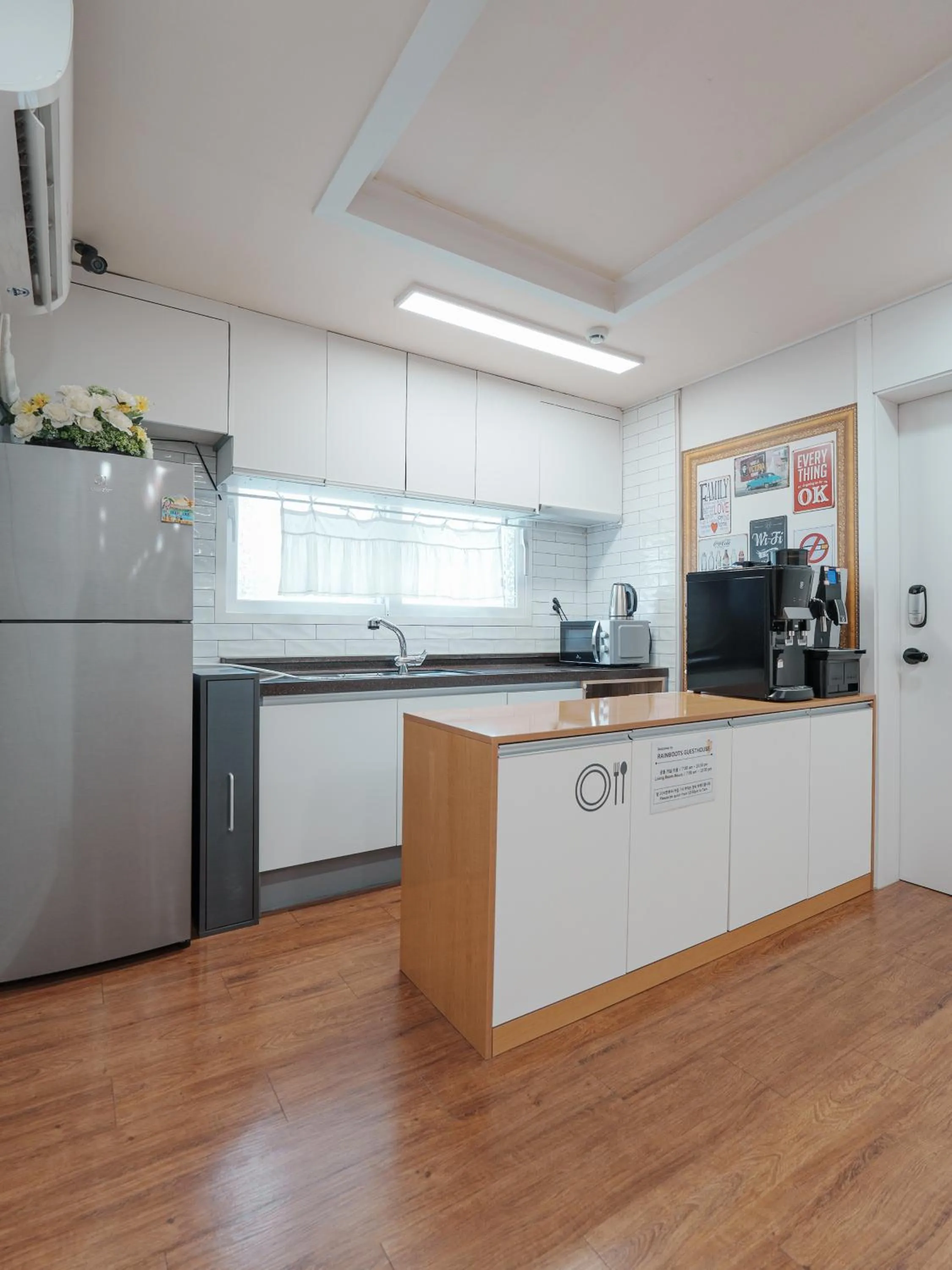 Communal kitchen in 인천공항 게스트하우스 레인부츠