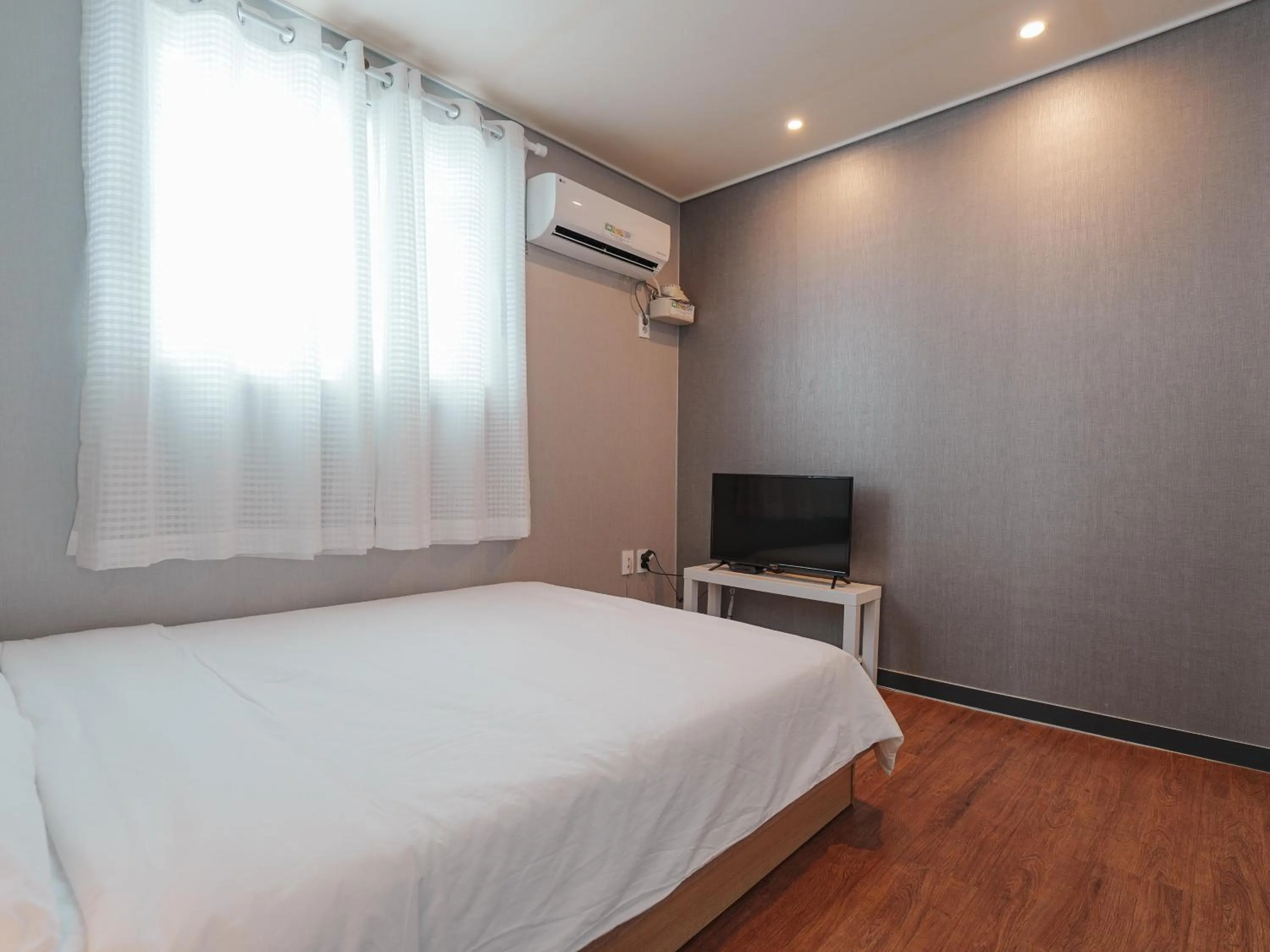 Bedroom, Bed in 인천공항 게스트하우스 레인부츠