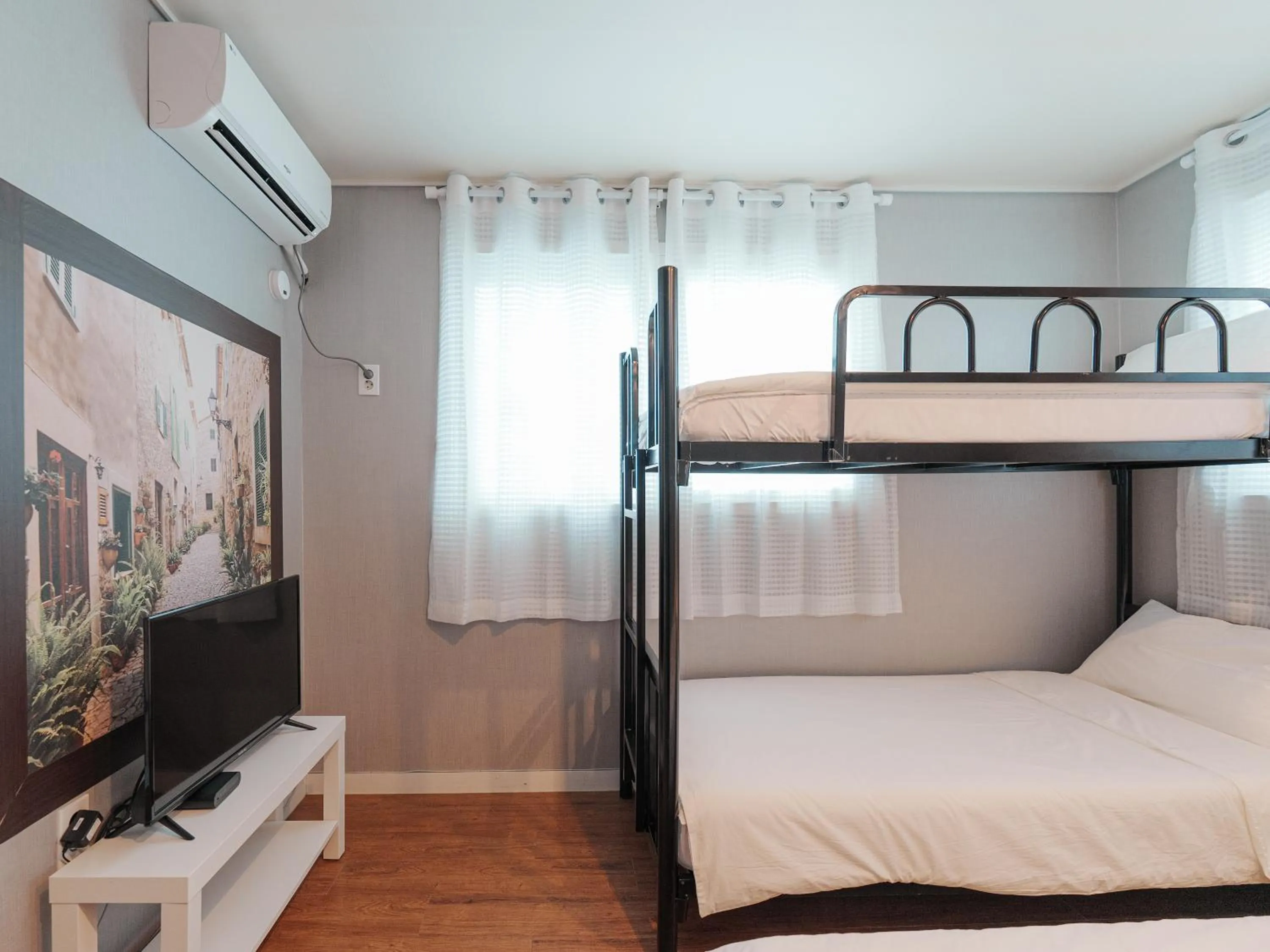 Bedroom, Bed in 인천공항 게스트하우스 레인부츠