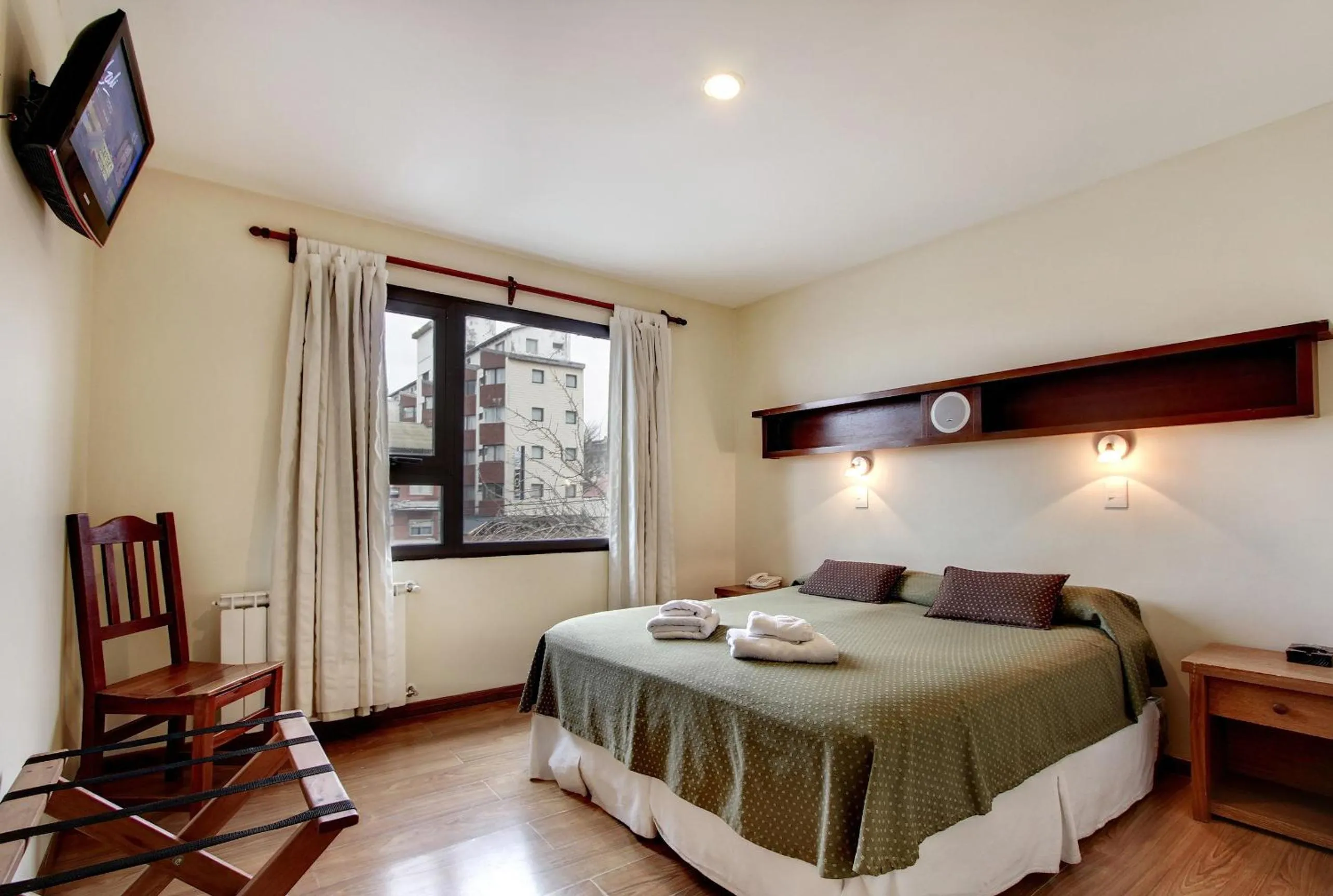 Photo of the whole room, Bed in Cambria