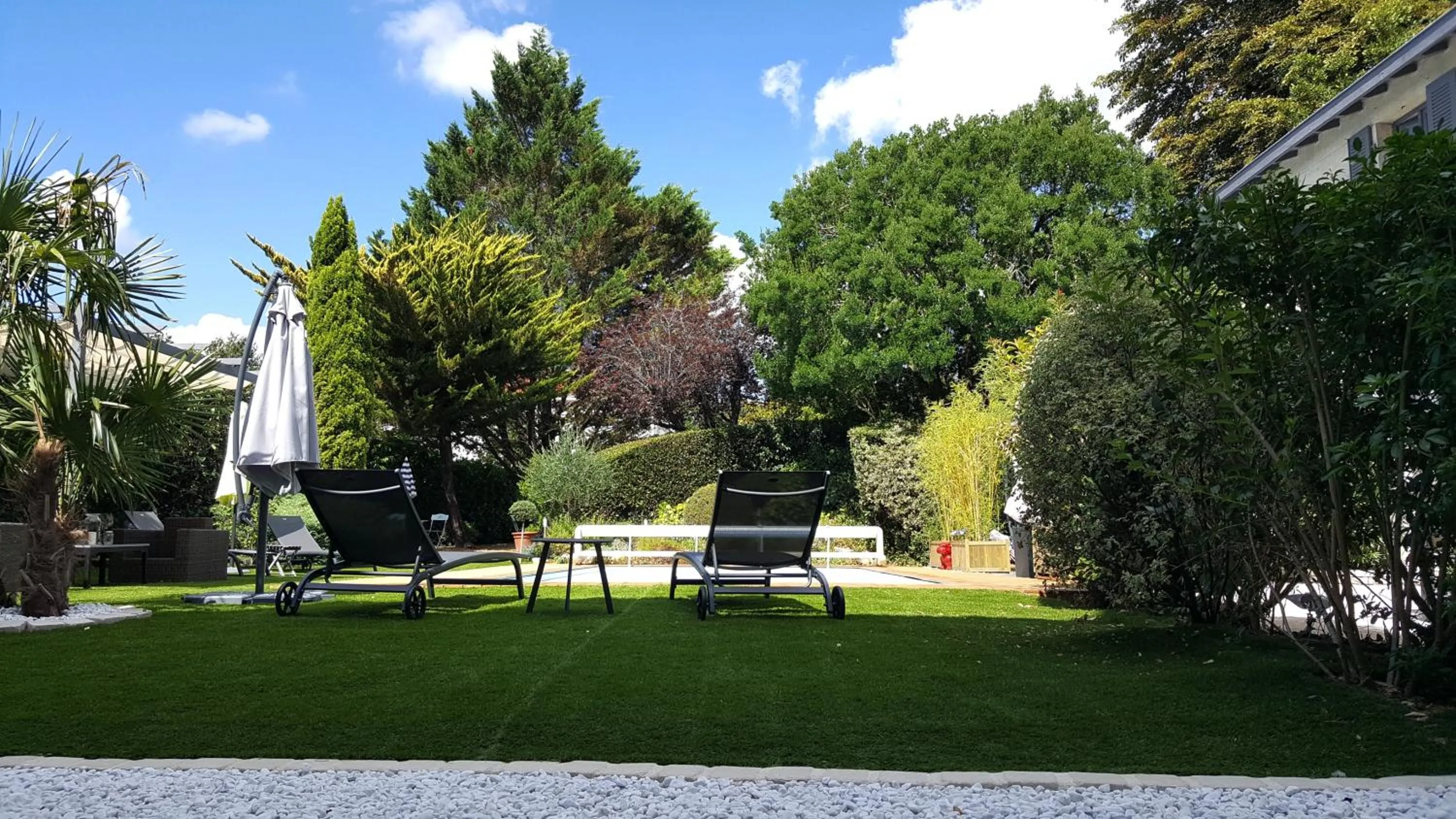Garden in Chambres d'Hôtes Maison La Porte Rouge