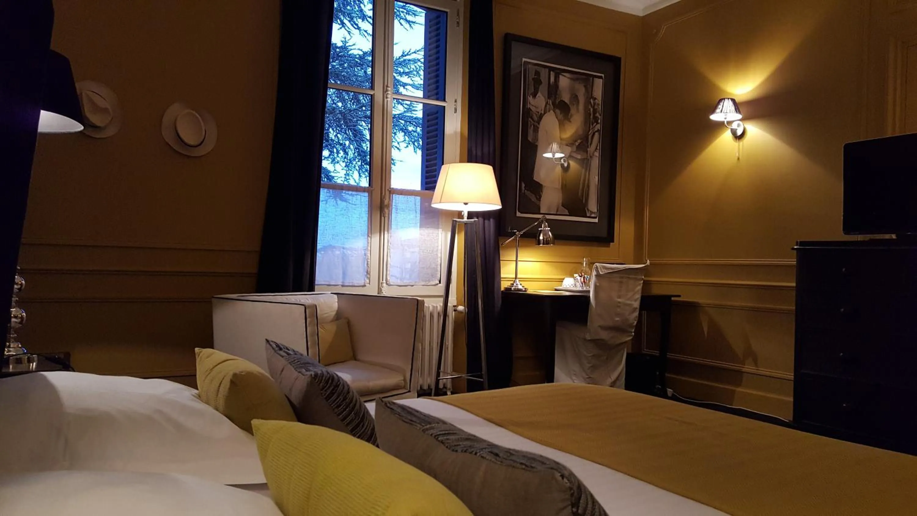 Photo of the whole room, Bed in Chambres d'Hôtes Maison La Porte Rouge