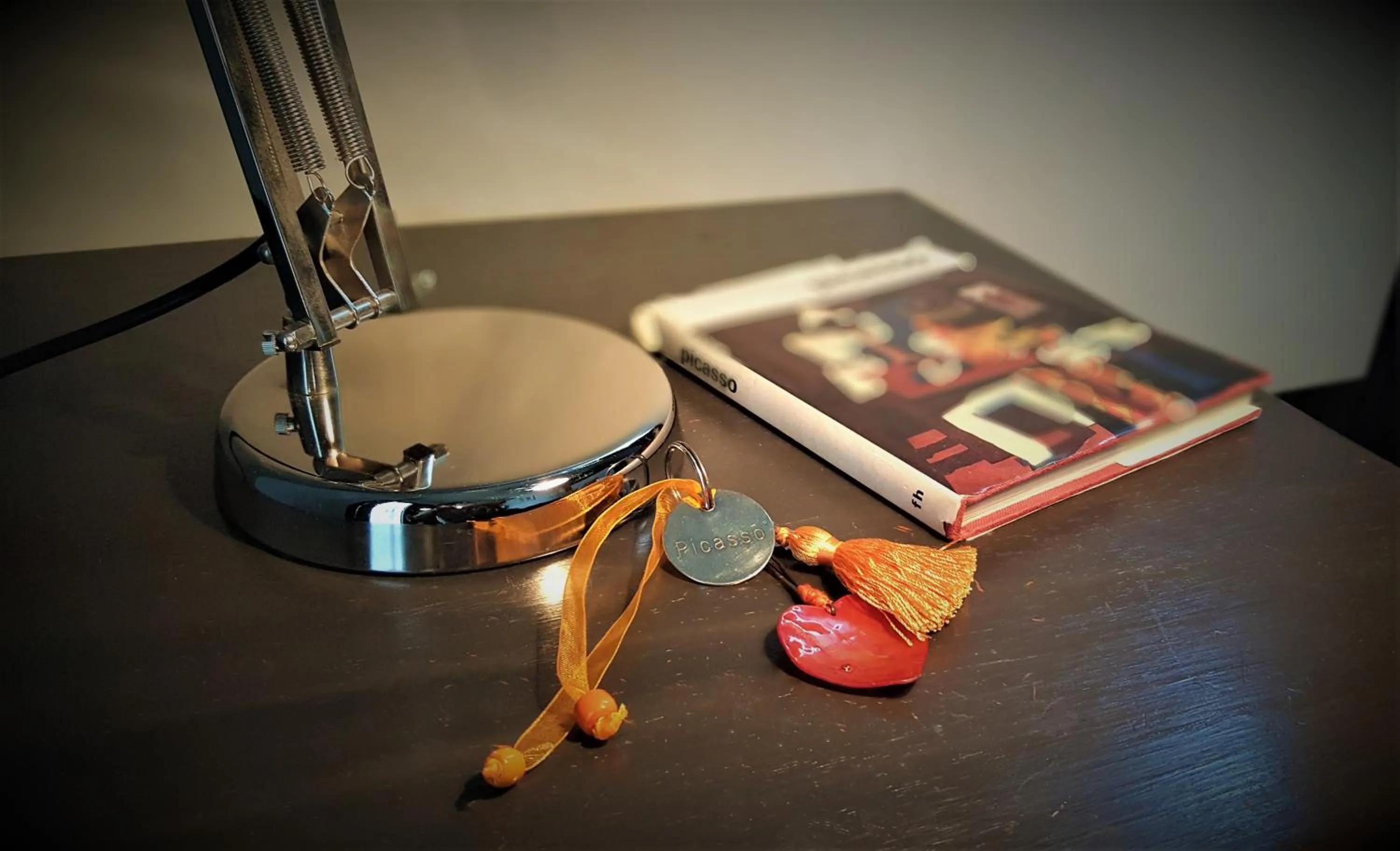Decorative detail in Chambres d'Hôtes Maison La Porte Rouge