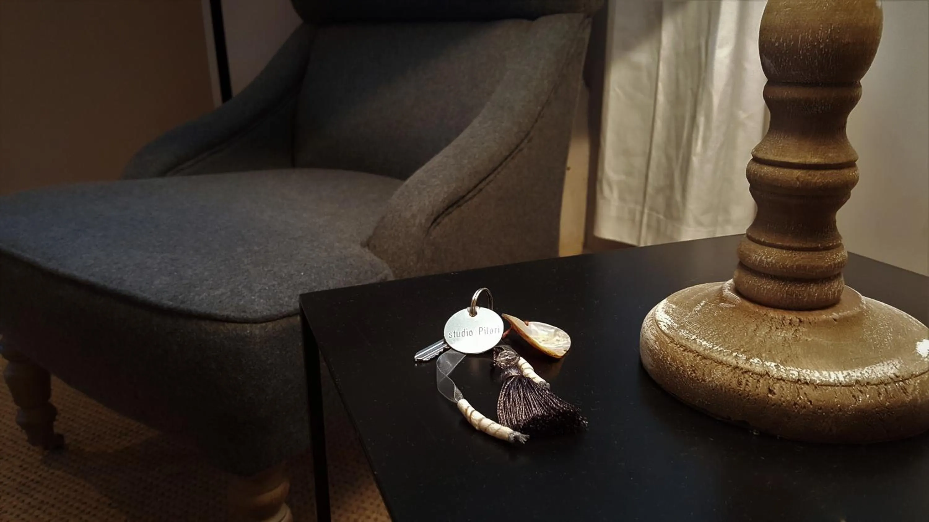 Decorative detail in Chambres d'Hôtes Maison La Porte Rouge