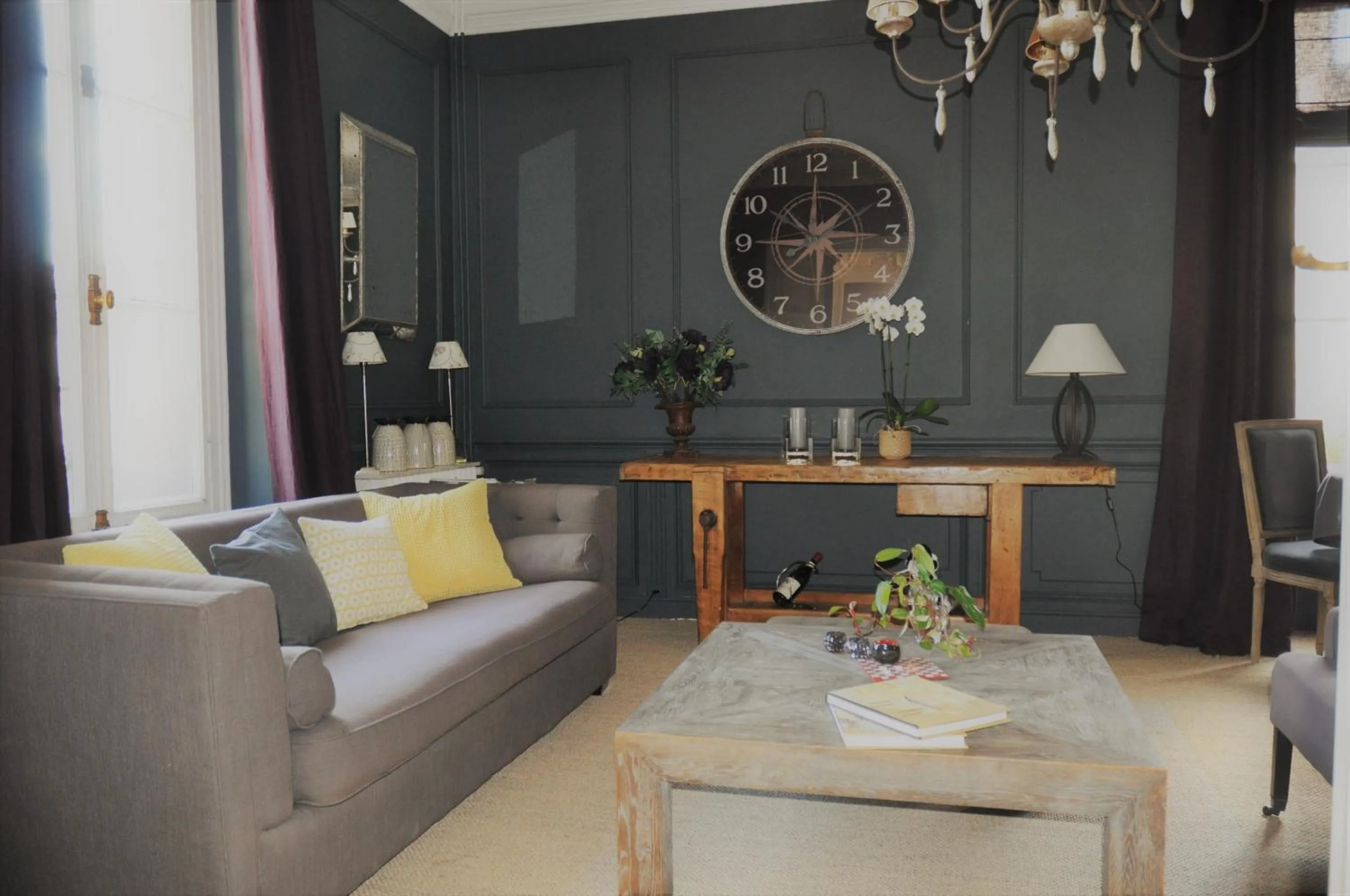 Lounge or bar in Chambres d'Hôtes Maison La Porte Rouge