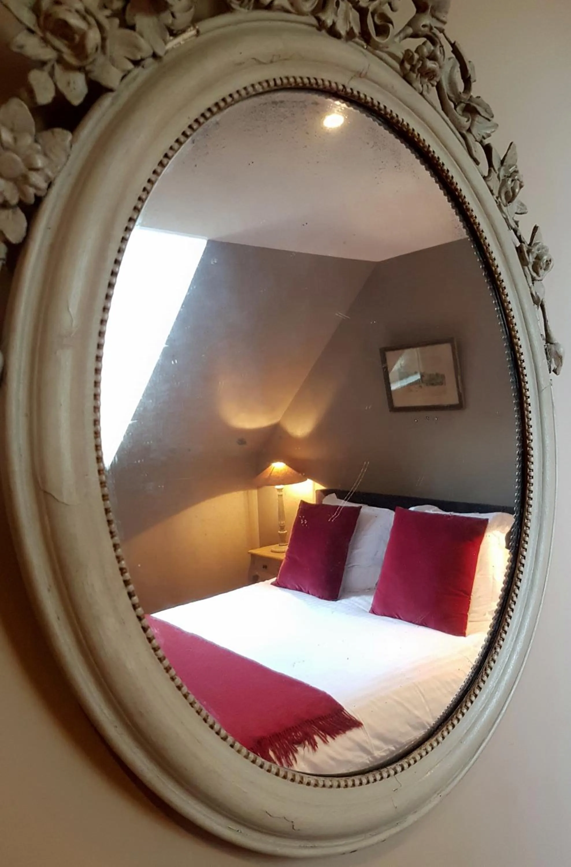 Decorative detail, Bed in Chambres d'Hôtes Maison La Porte Rouge