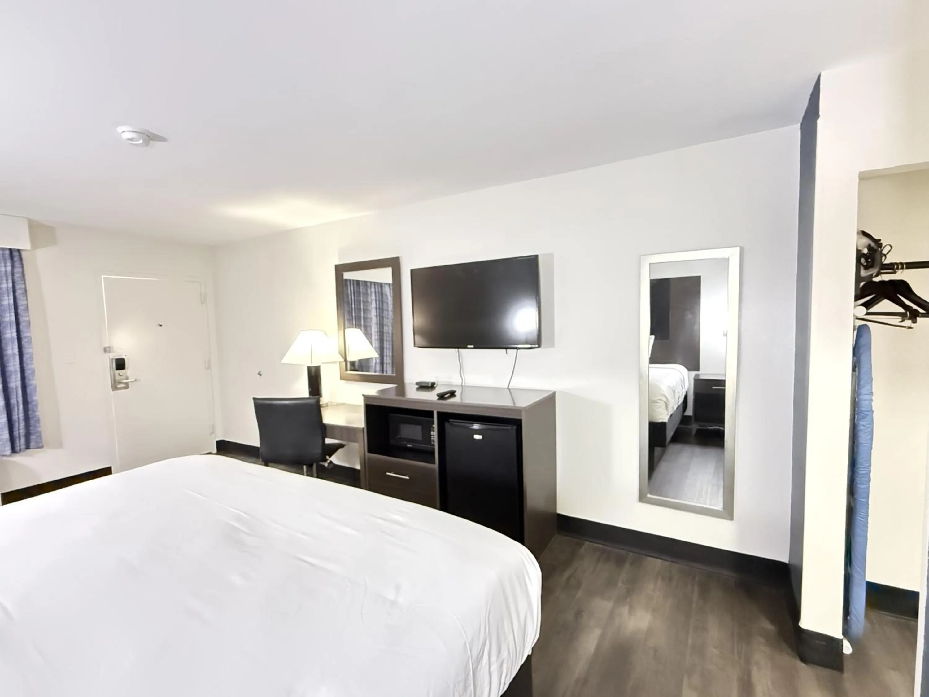 Communal lounge/ TV room, Bed in Baymont by Wyndham Tallahassee