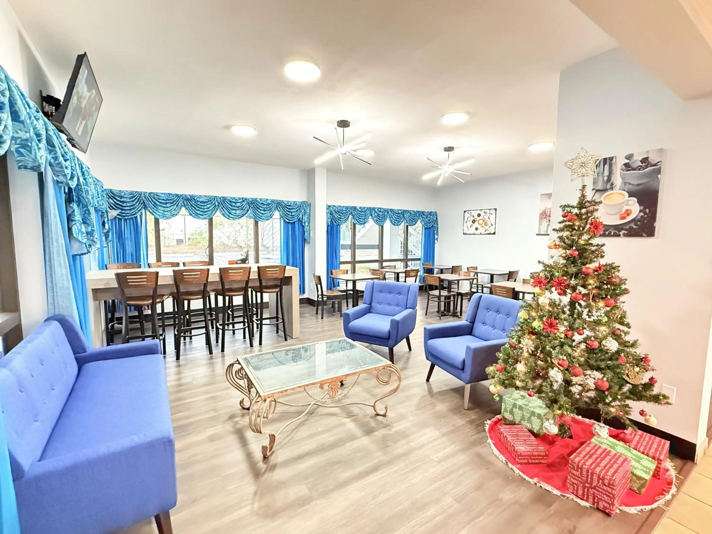 Seating area in Baymont by Wyndham Tallahassee