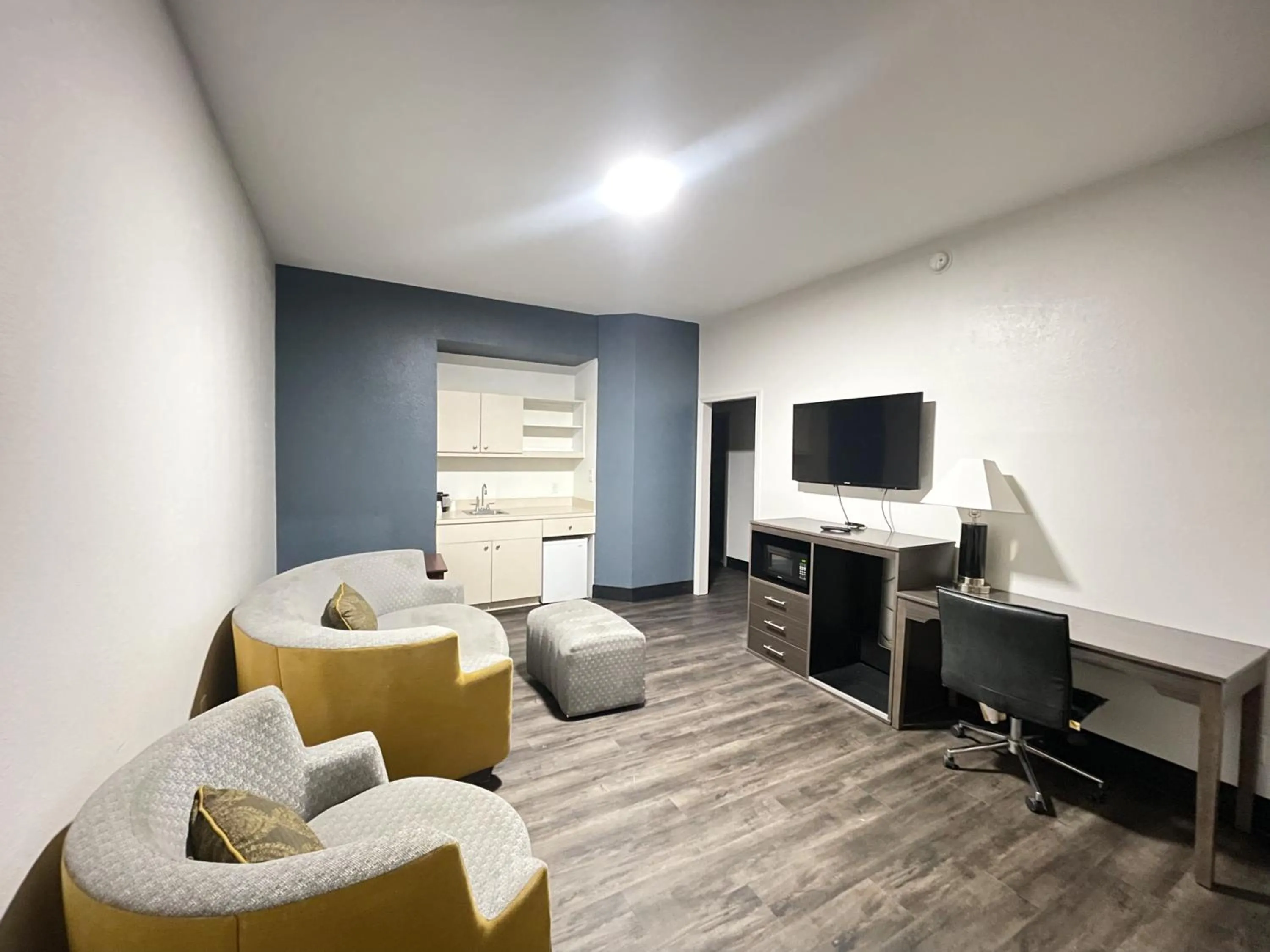 Kitchen or kitchenette in Baymont by Wyndham Tallahassee