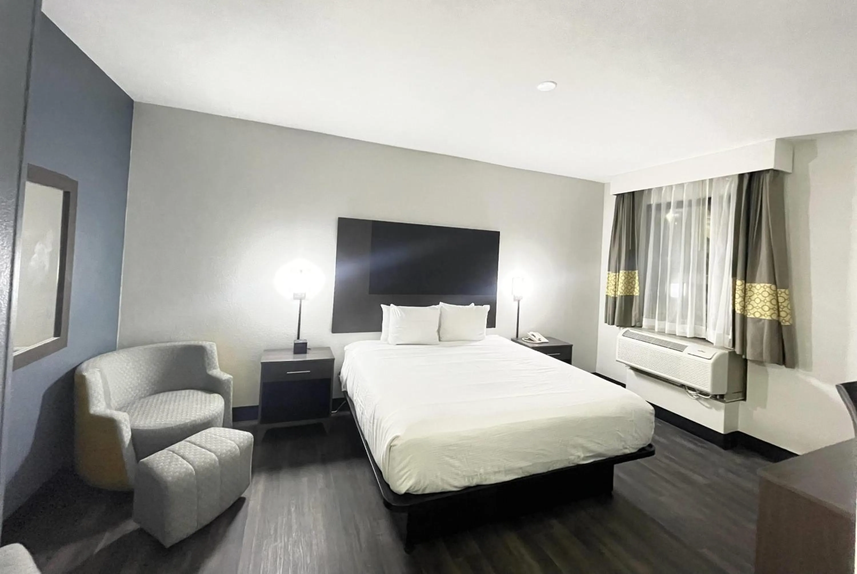 Photo of the whole room, Bed in Baymont by Wyndham Tallahassee