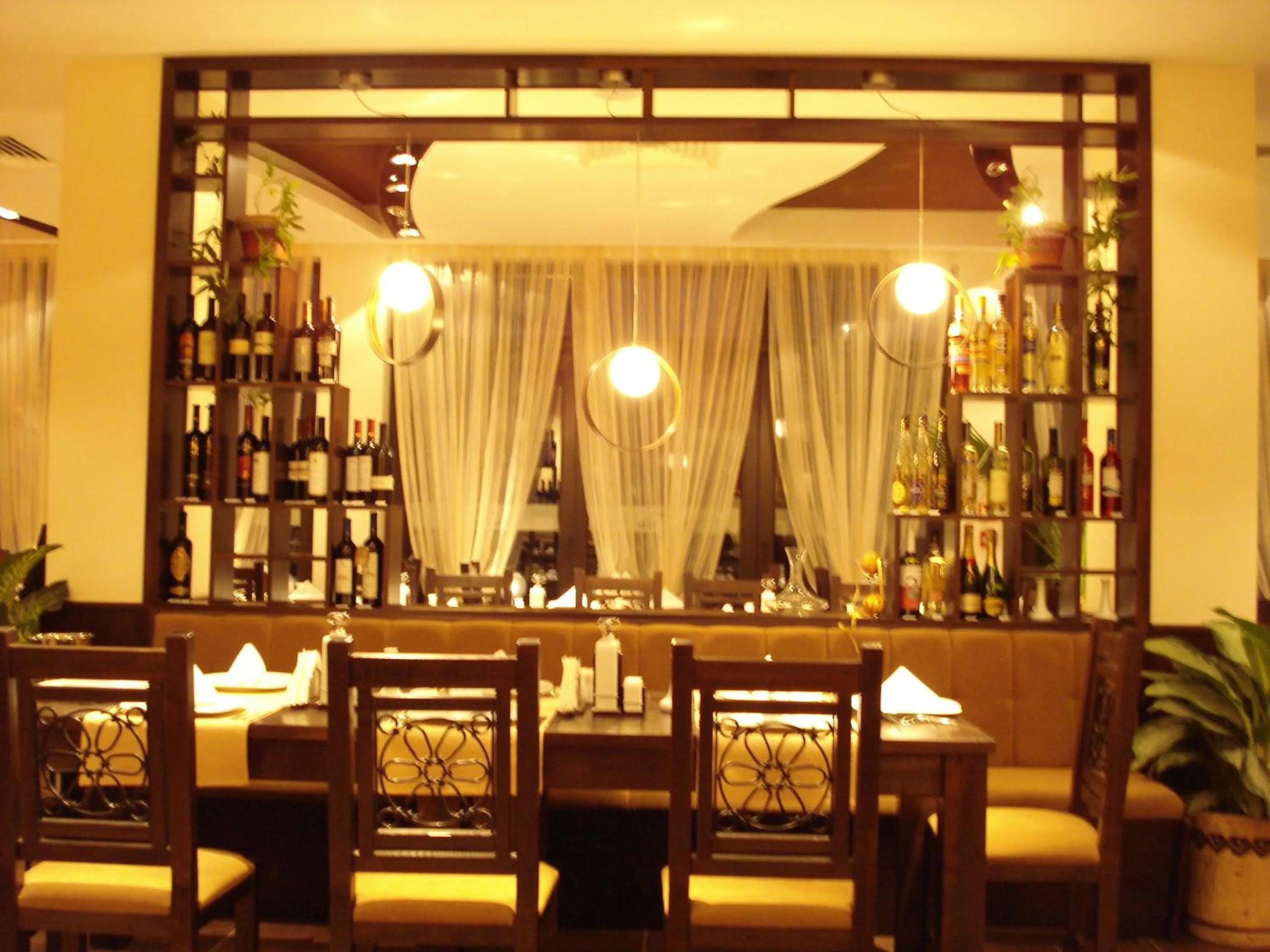 Restaurant/places to eat in Sunrise Park Complex - Free Wellness