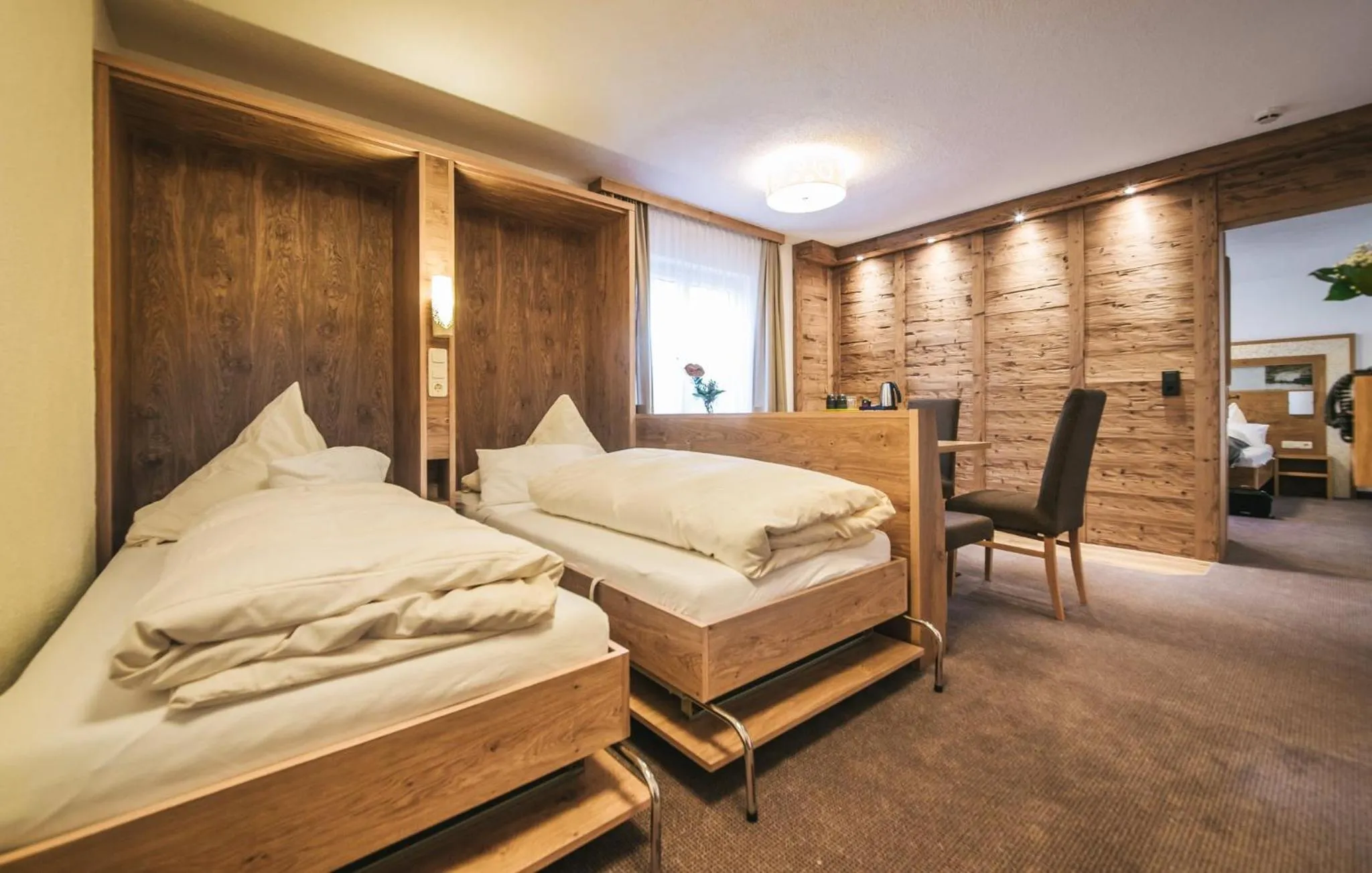 Living room, Bed in Arlen Lodge Hotel-Garni