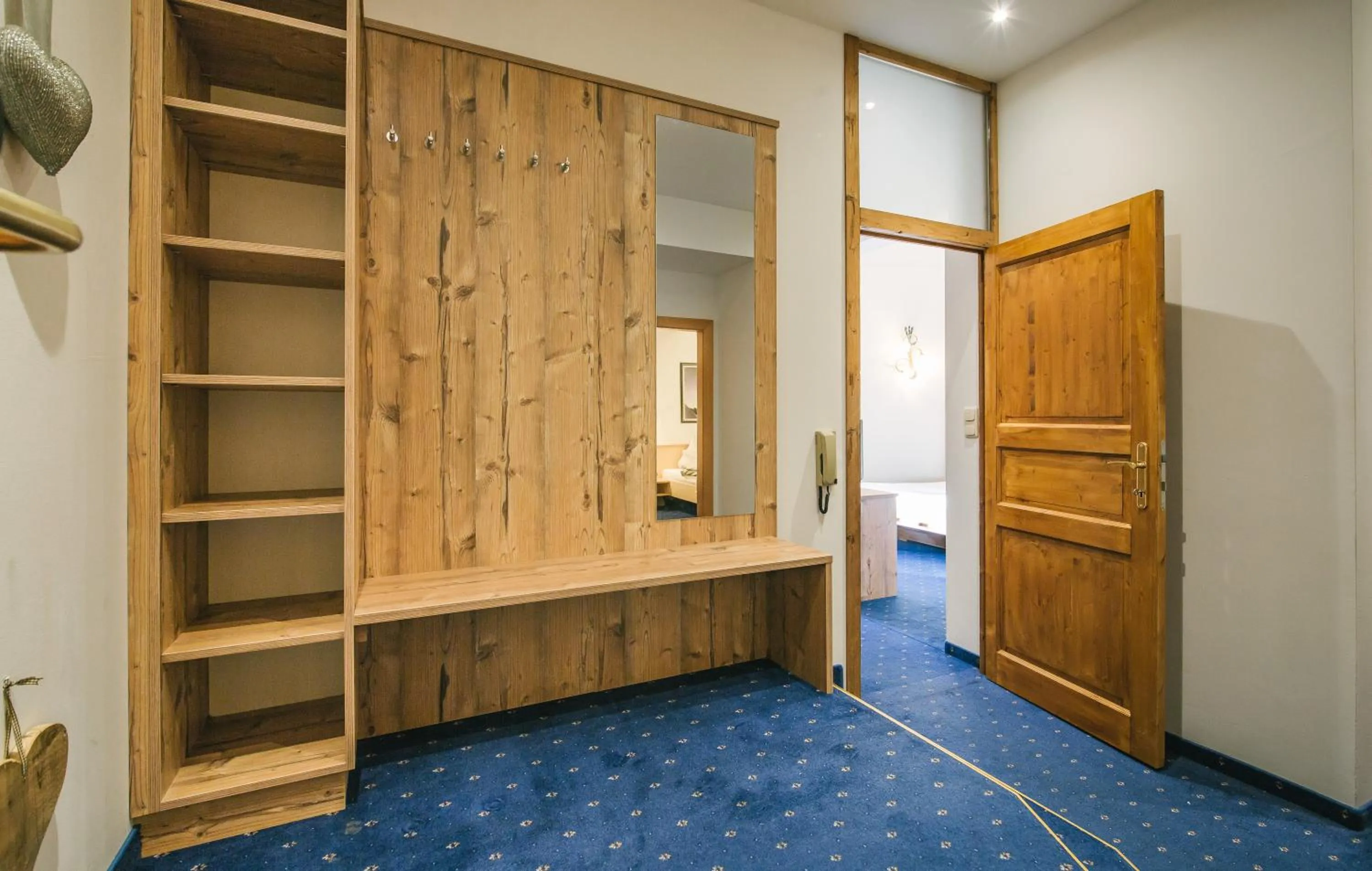 wardrobe in Arlen Lodge Hotel-Garni