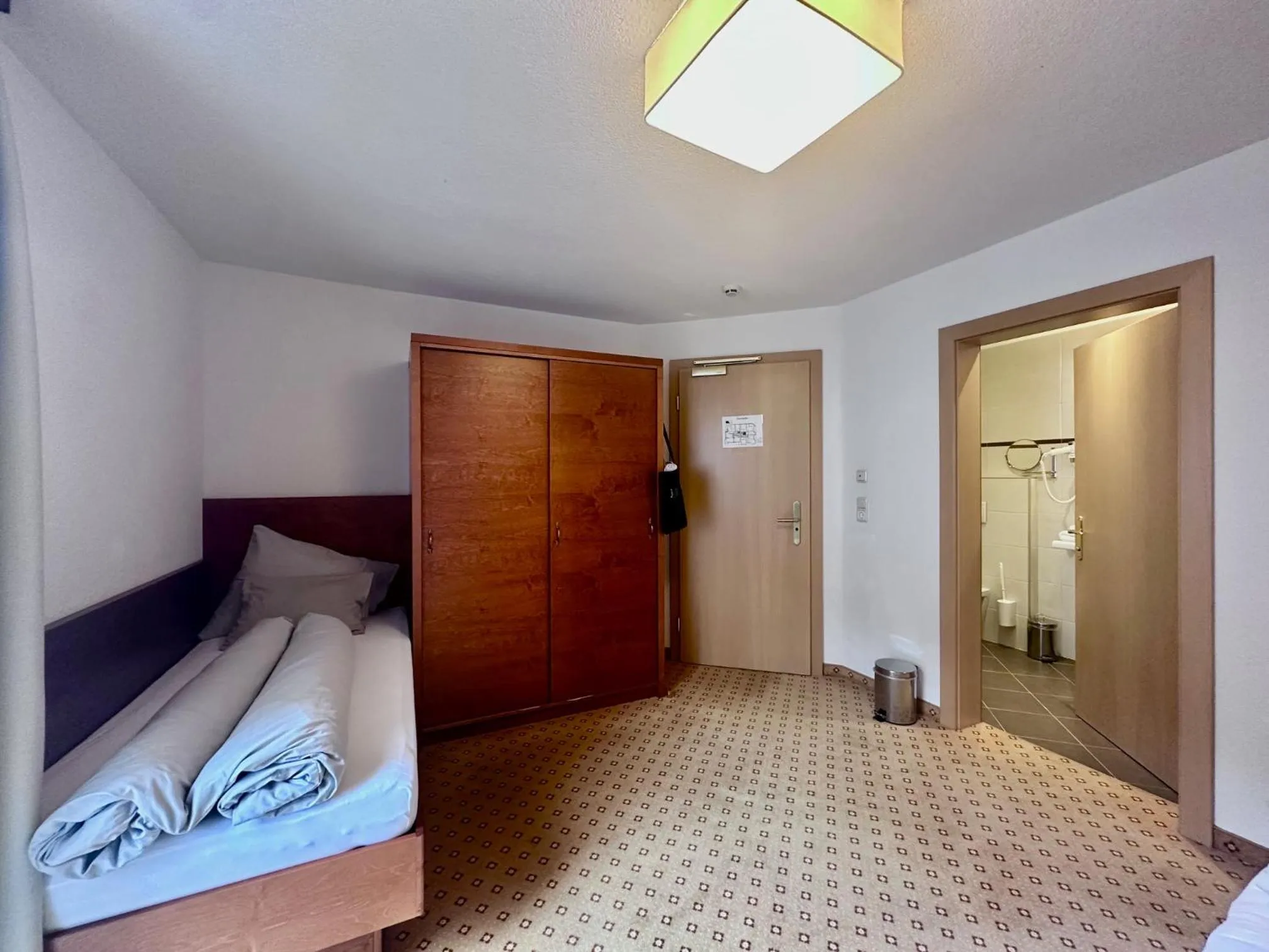 Bed in Arlen Lodge Hotel-Garni