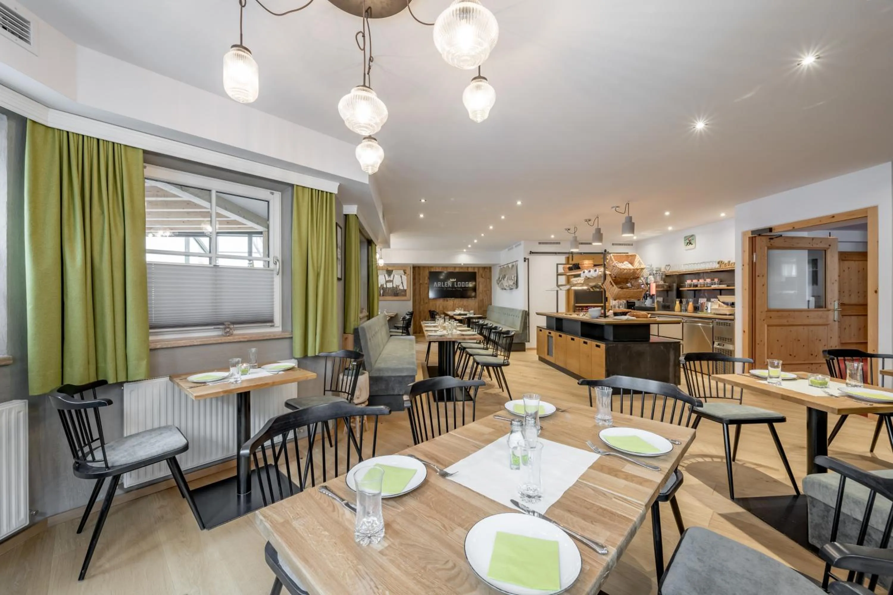 Restaurant/places to eat in Arlen Lodge Hotel-Garni