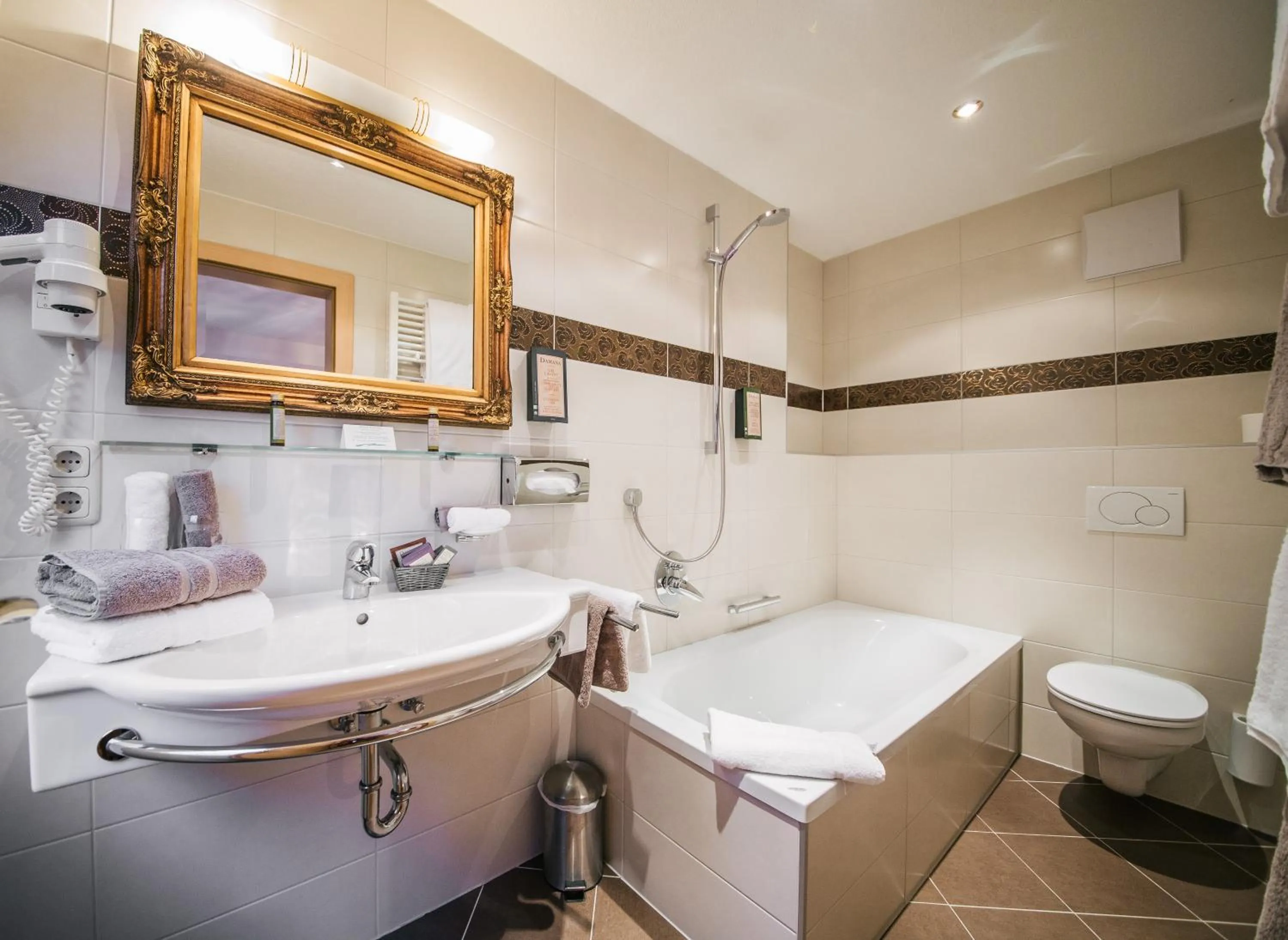 Bathroom in Arlen Lodge Hotel-Garni