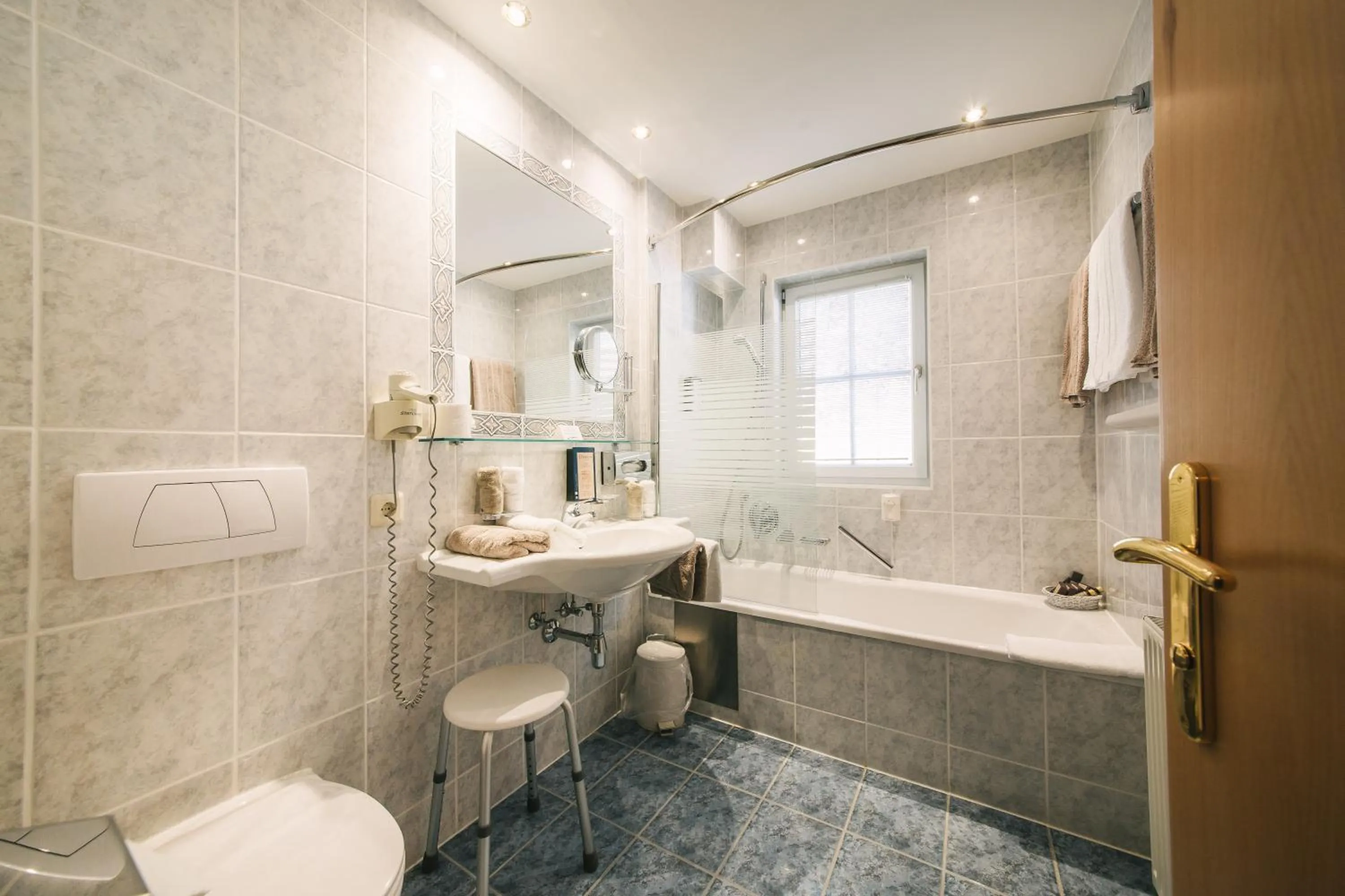 Bathroom in Arlen Lodge Hotel-Garni