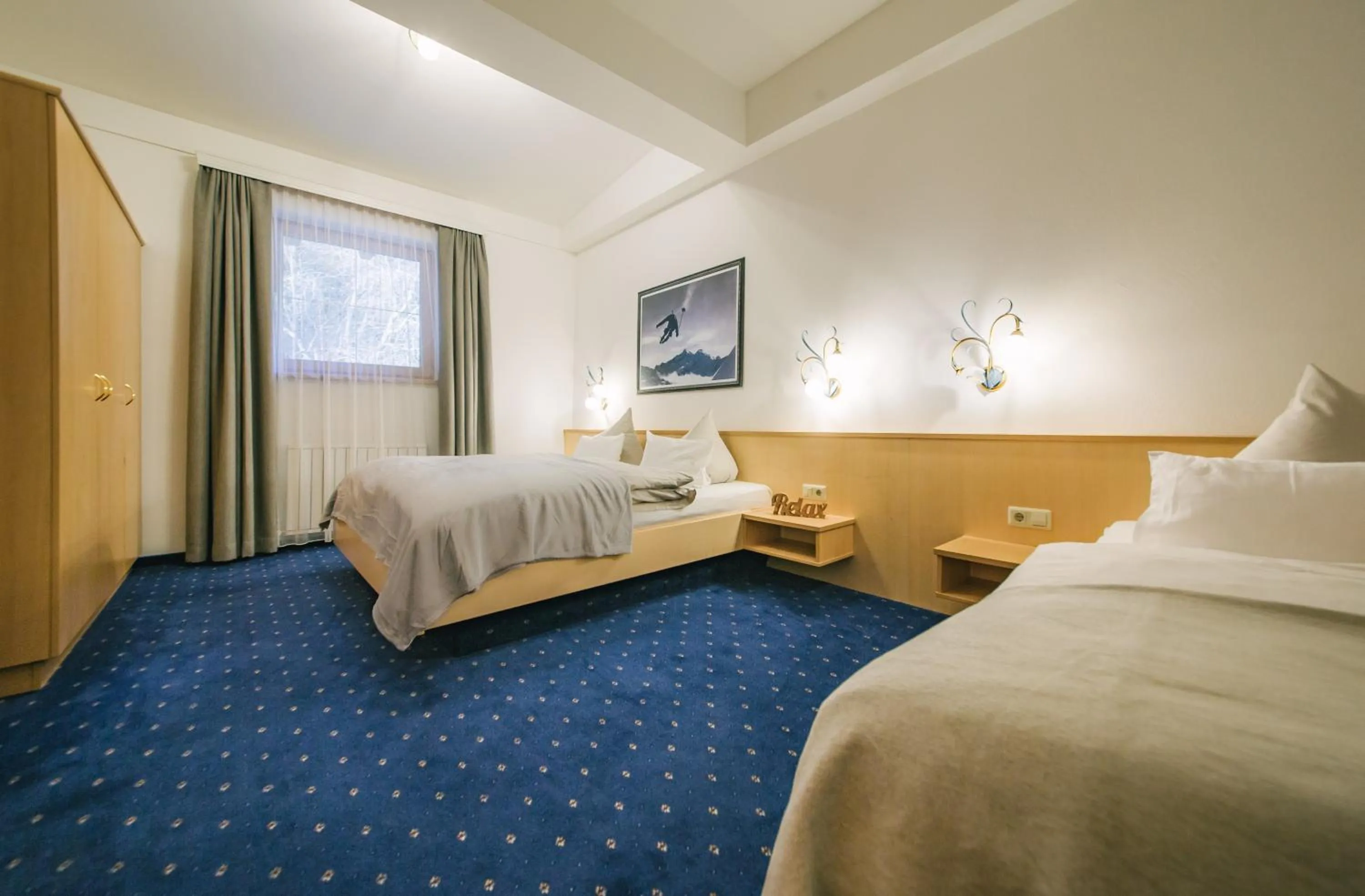 Bed in Arlen Lodge Hotel-Garni