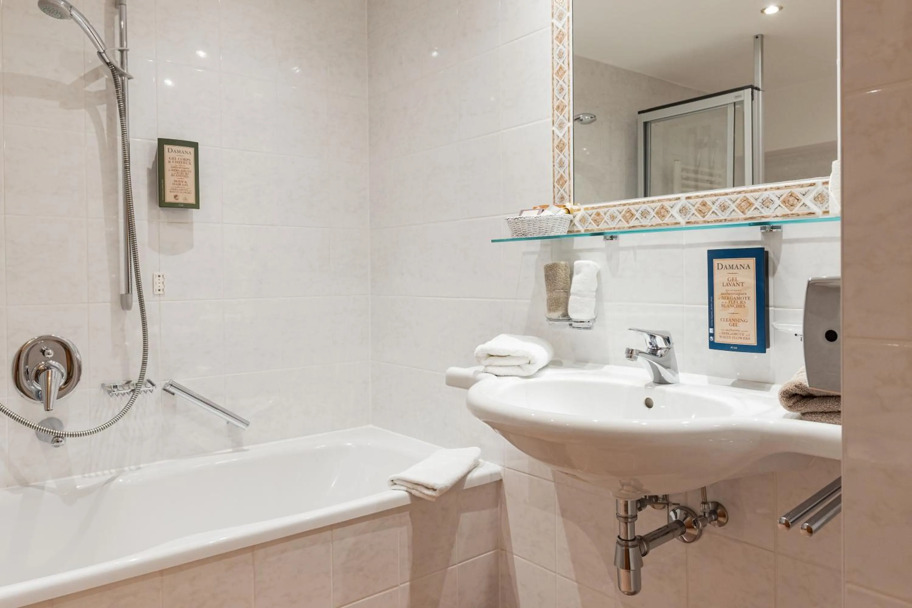 Bathroom in Arlen Lodge Hotel-Garni